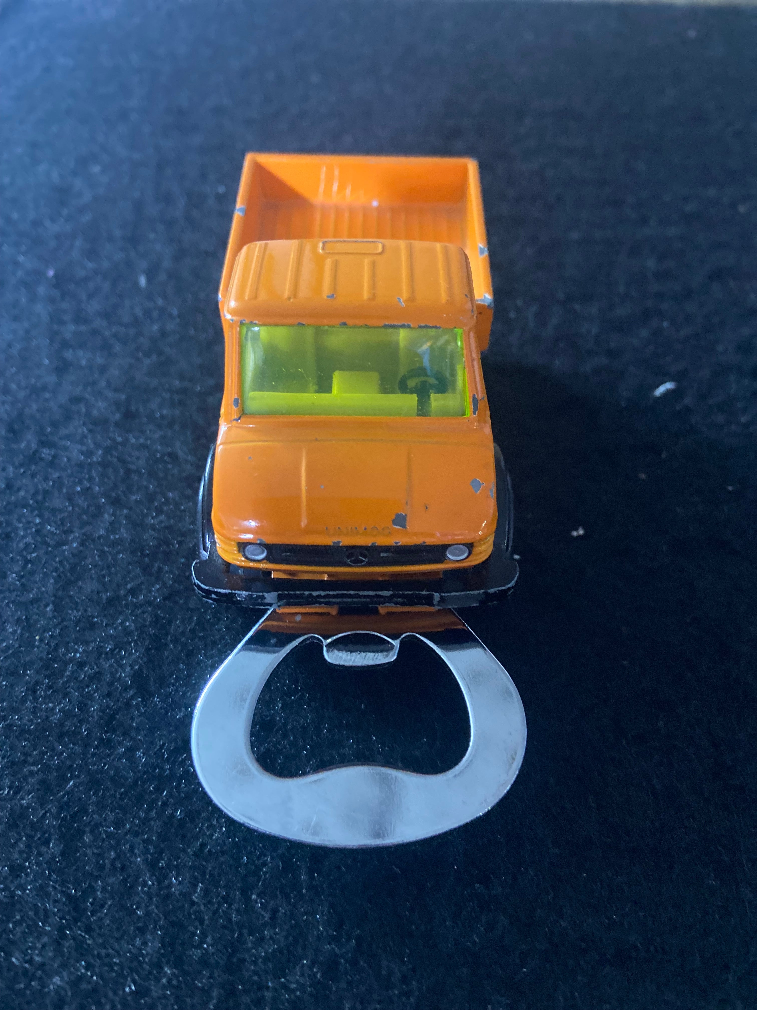 Upcycling Flaschenöffner aus bespielten Spielzeugauto...Unimog