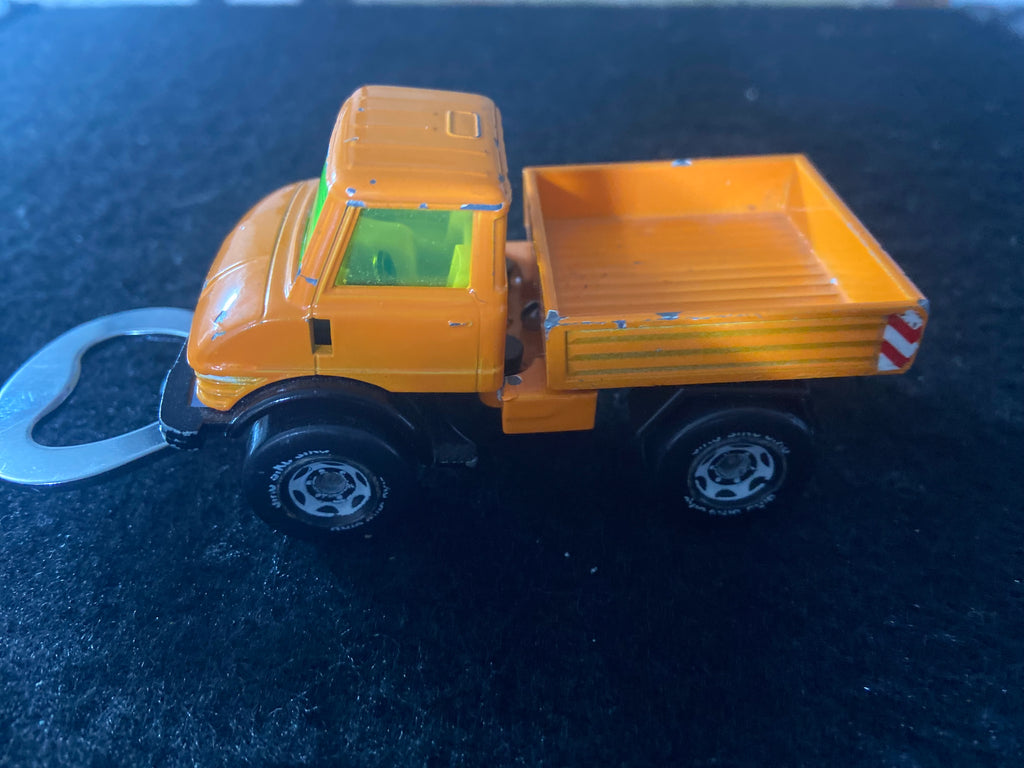 Upcycling Flaschenöffner aus bespielten Spielzeugauto...Unimog