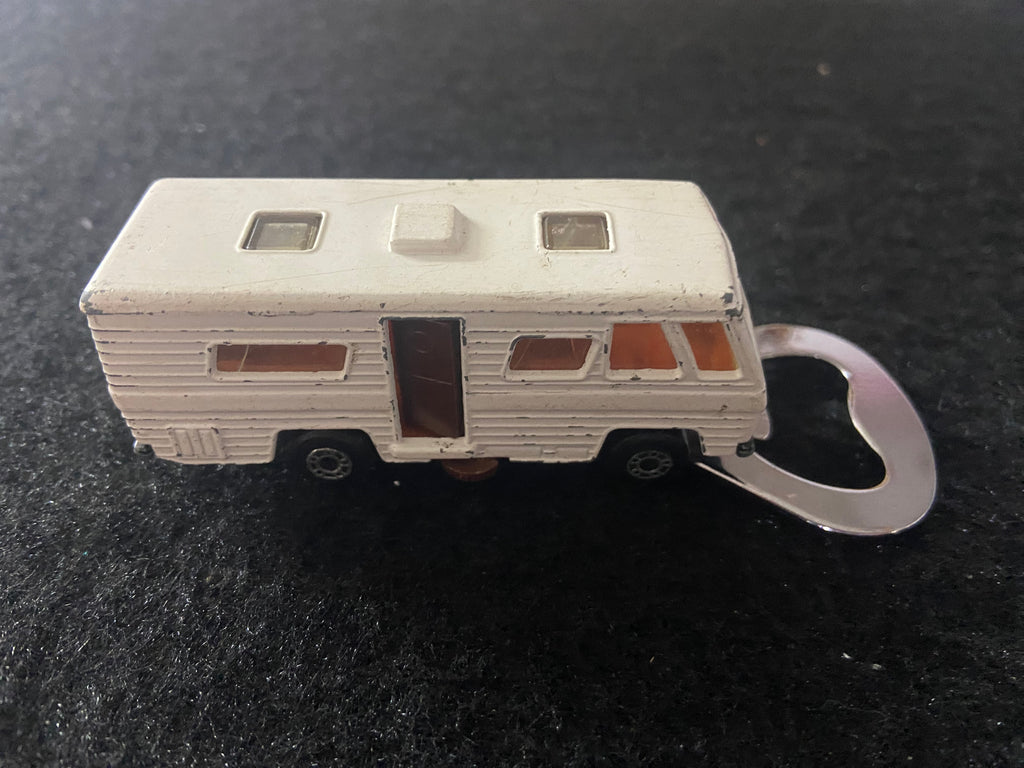 Wohnmobil Flaschenöffner aus bespielten Spielzeugauto