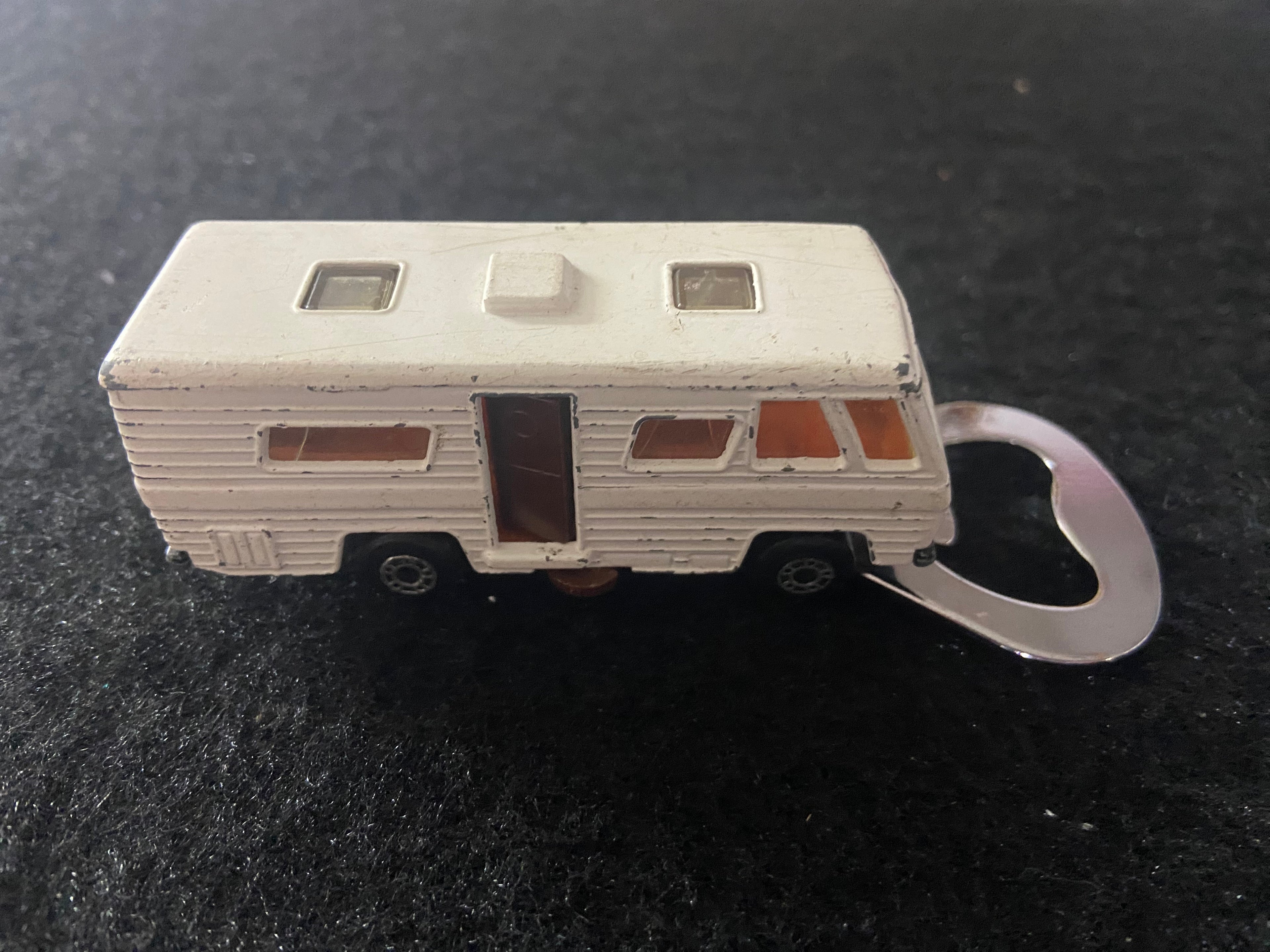 Wohnmobil Flaschenöffner aus bespielten Spielzeugauto