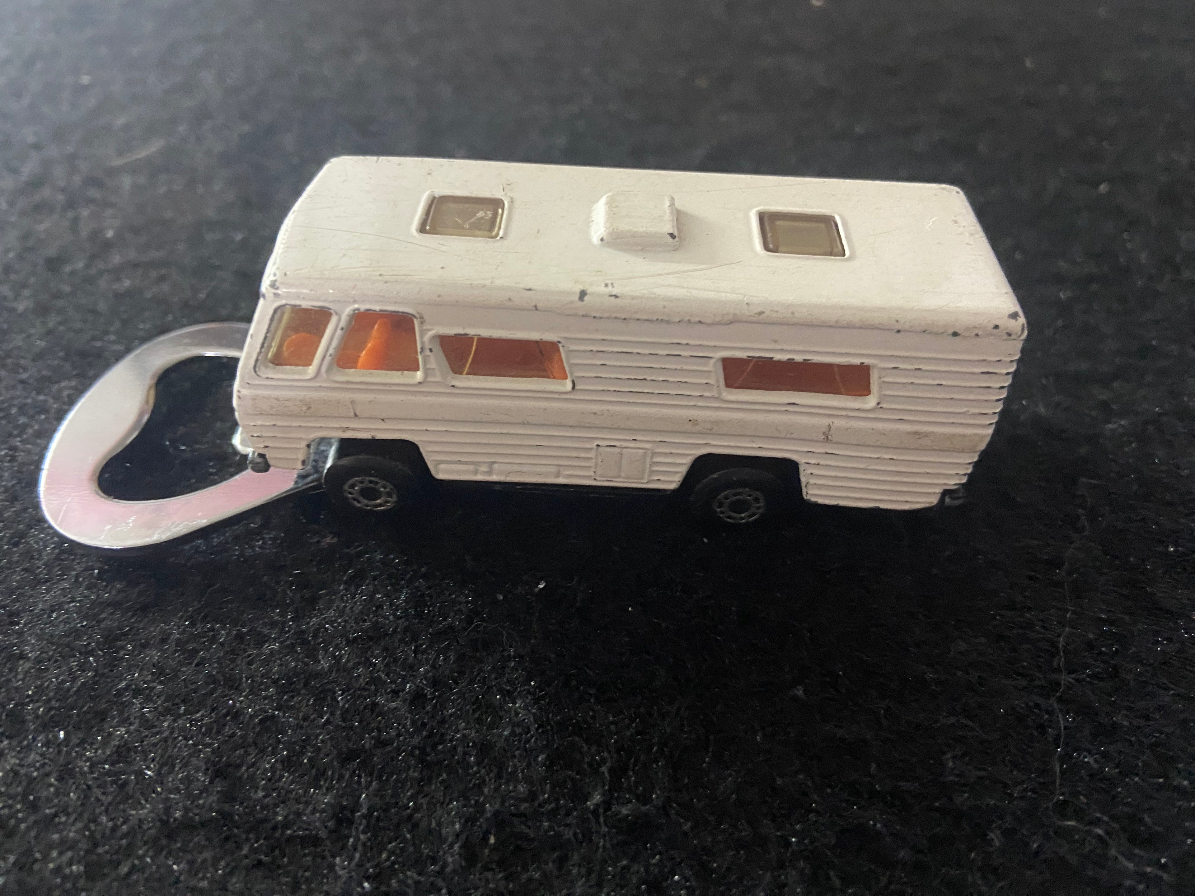 Wohnmobil Flaschenöffner aus bespielten Spielzeugauto