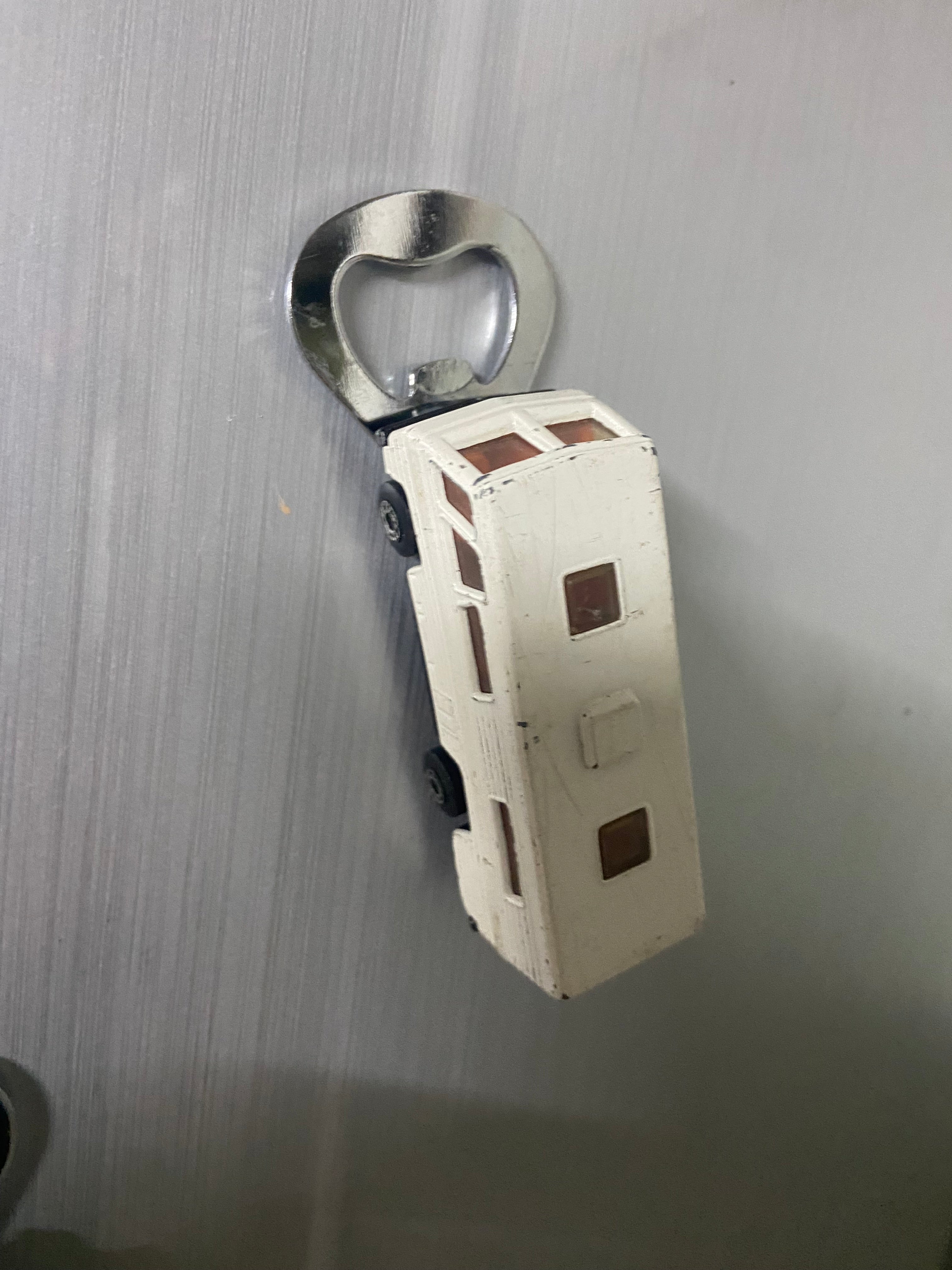 Wohnmobil Flaschenöffner aus bespielten Spielzeugauto