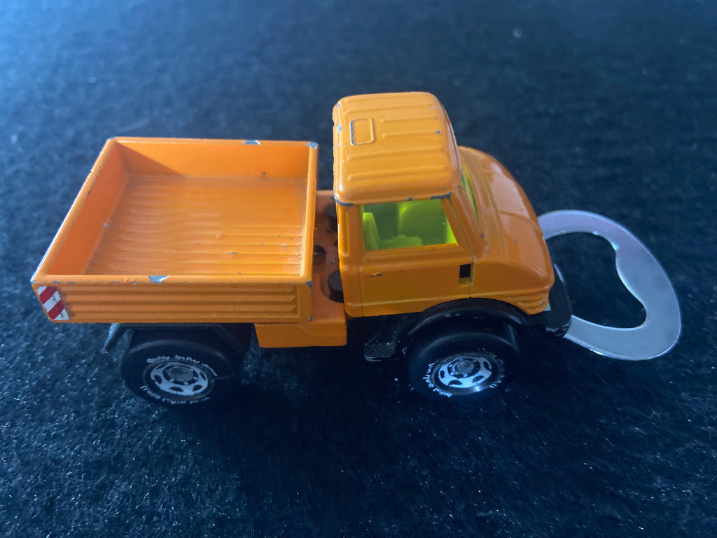 Upcycling Flaschenöffner aus bespielten Spielzeugauto...Unimog