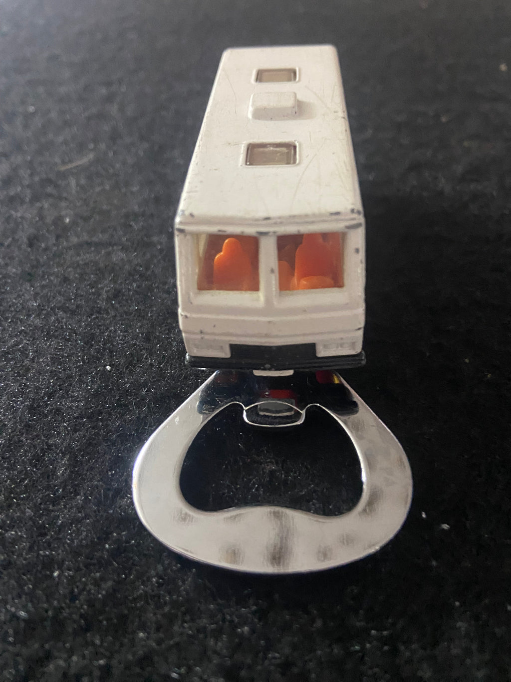 Wohnmobil Flaschenöffner aus bespielten Spielzeugauto