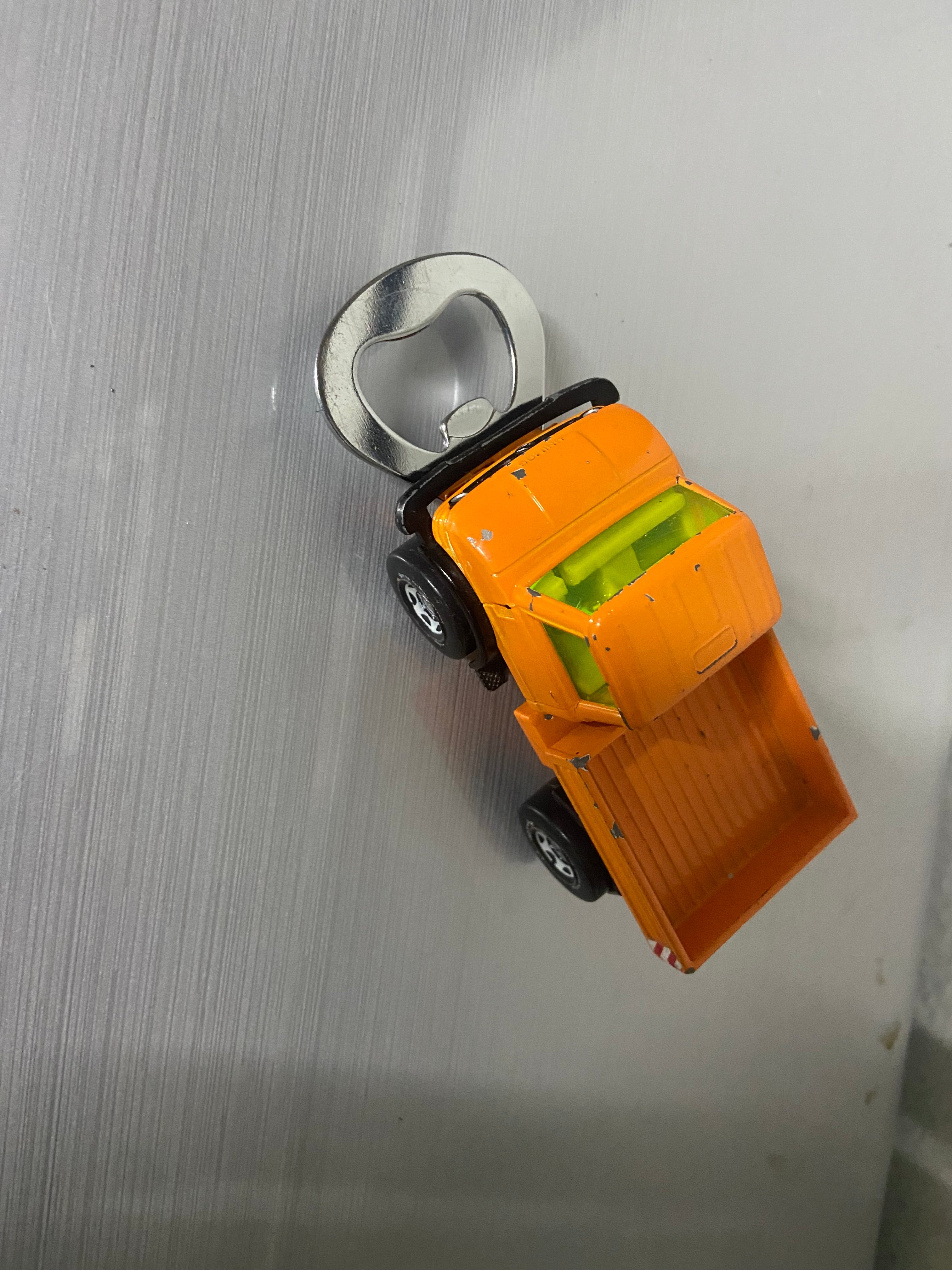 Upcycling Flaschenöffner aus bespielten Spielzeugauto...Unimog