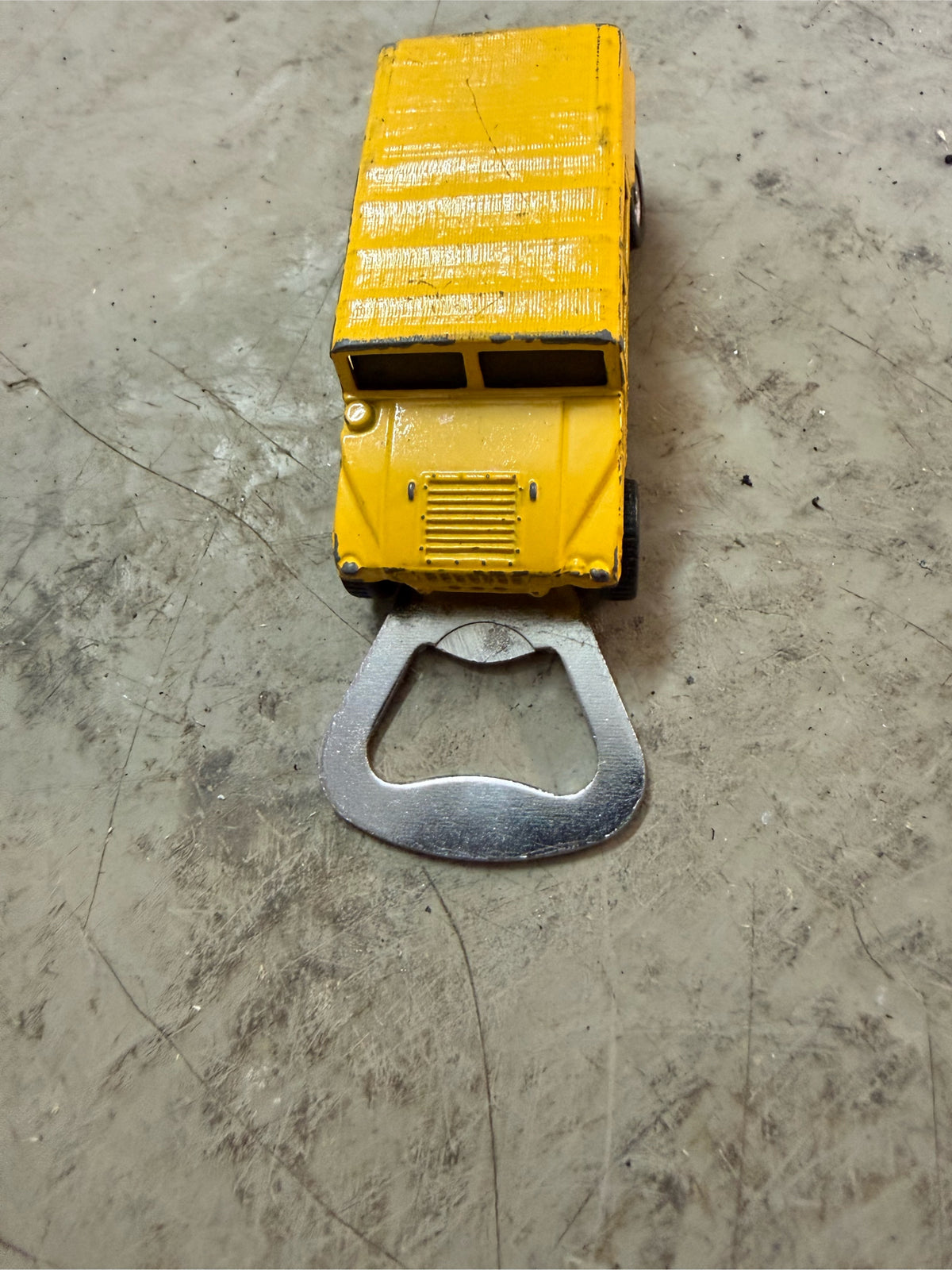Flaschenöffner aus bespielten Spielzeugauto...Hummer mit Magnet