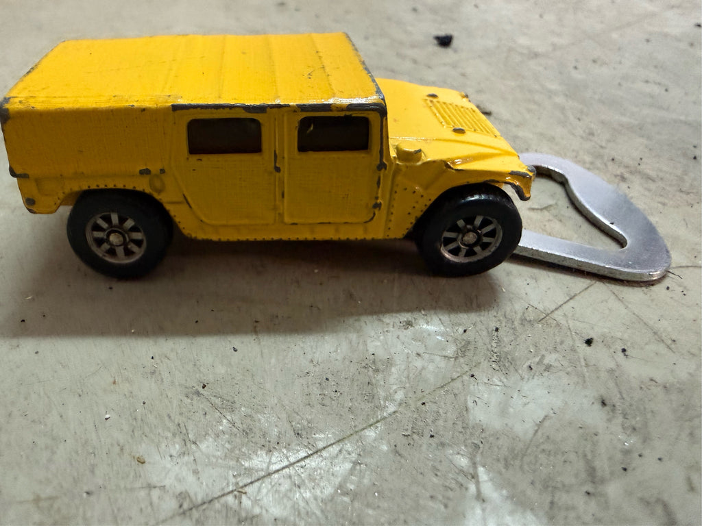 Flaschenöffner aus bespielten Spielzeugauto...Hummer mit Magnet