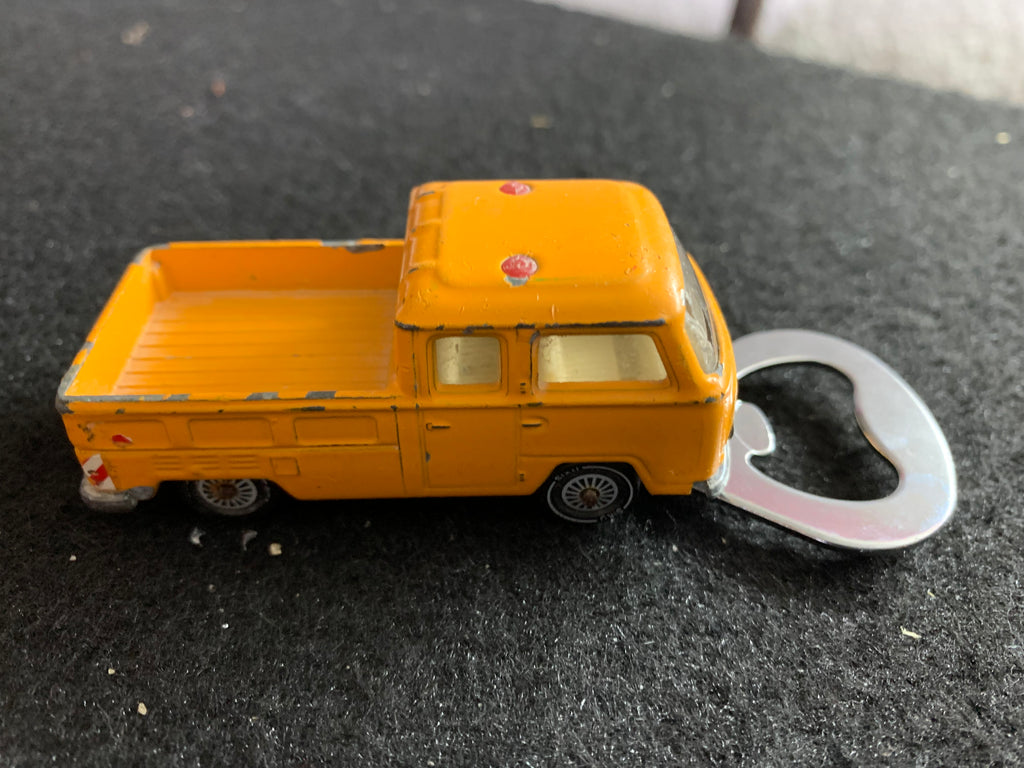 Flaschenöffner mit Magnet aus Spielzeugauto..VW T1 Pritsche