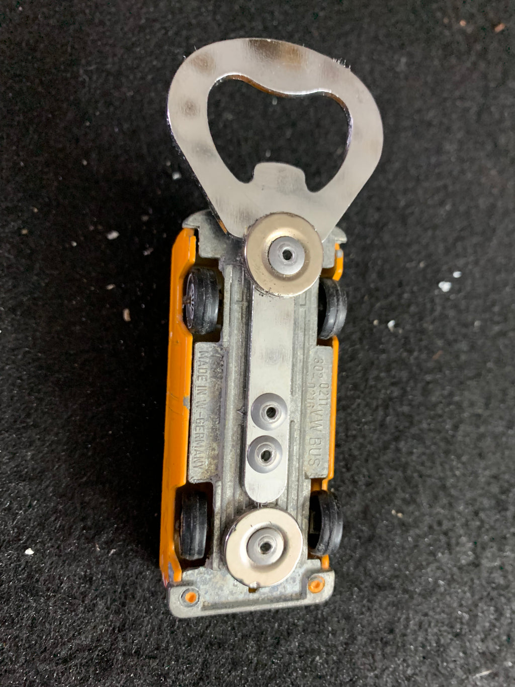 Flaschenöffner mit Magnet aus Spielzeugauto..VW T1 Pritsche