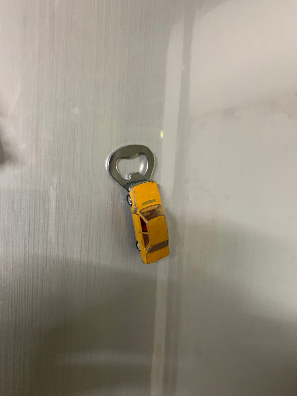 Flaschenöffner mit Magnet aus bespielten Spielzeugauto...Audi 80