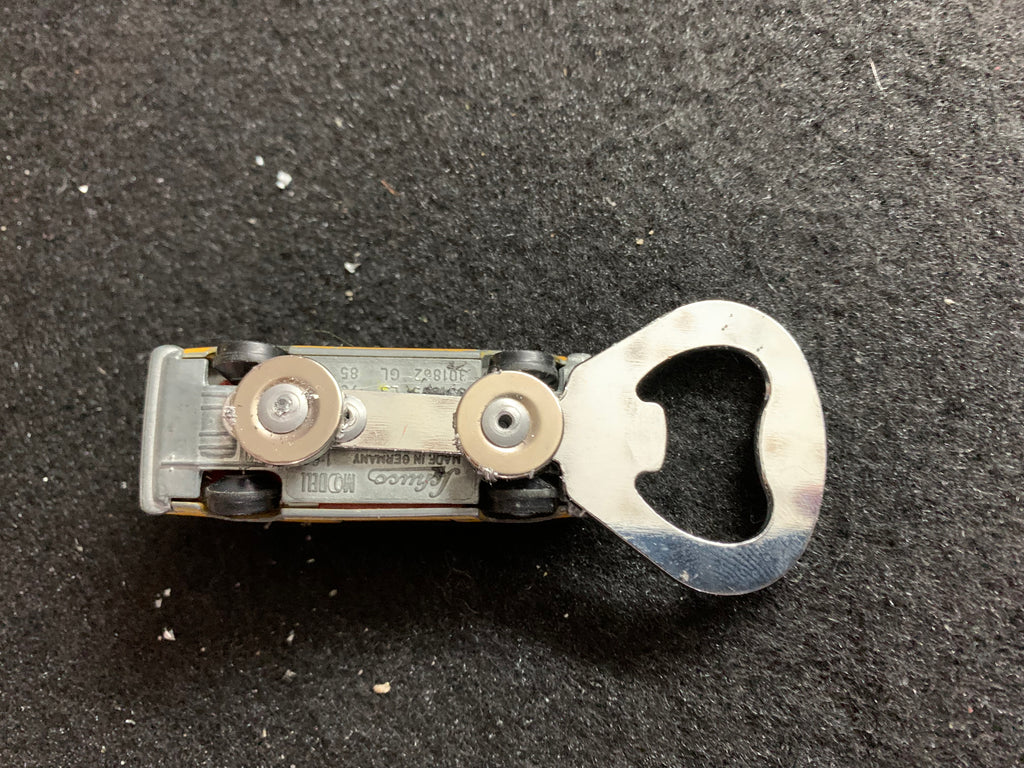 Flaschenöffner mit Magnet aus bespielten Spielzeugauto...Audi 80