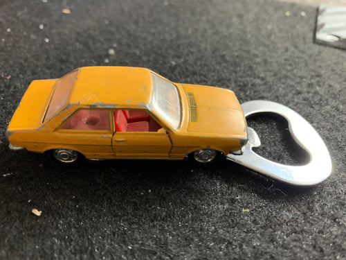 Flaschenöffner mit Magnet aus bespielten Spielzeugauto...Audi 80