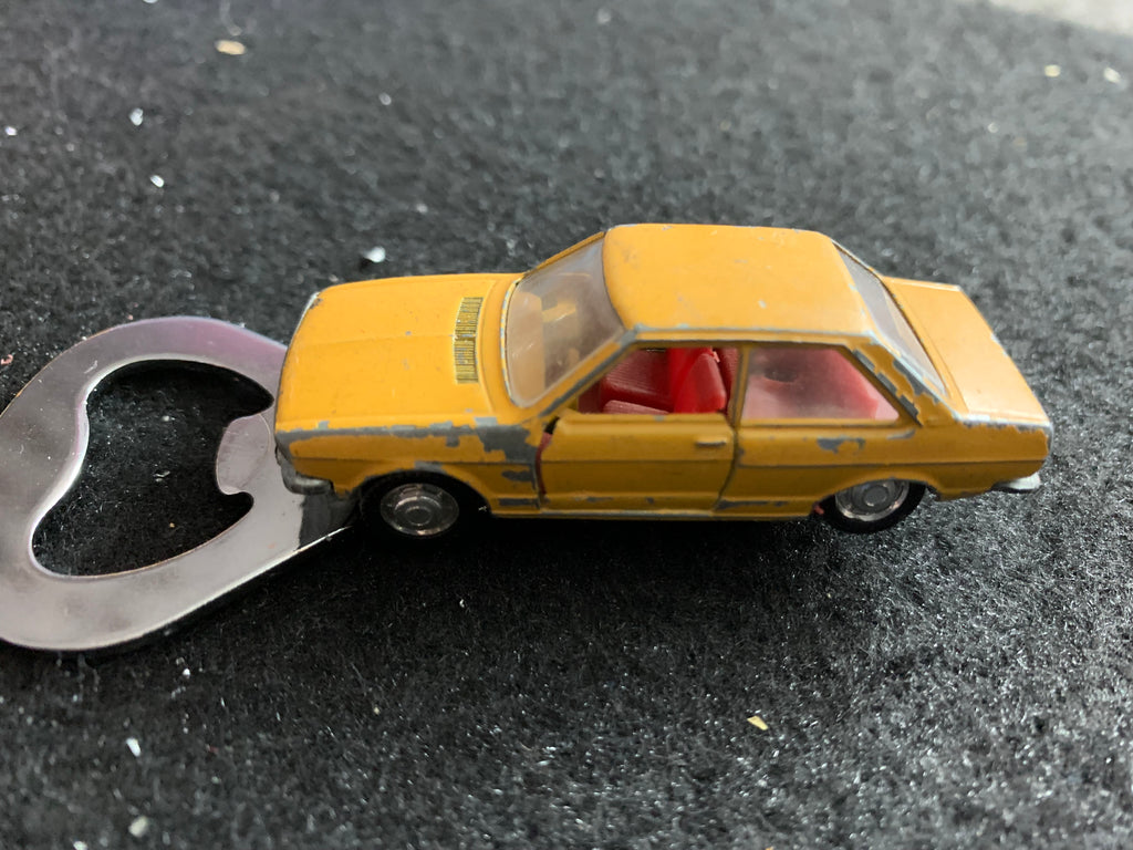 Flaschenöffner mit Magnet aus bespielten Spielzeugauto...Audi 80
