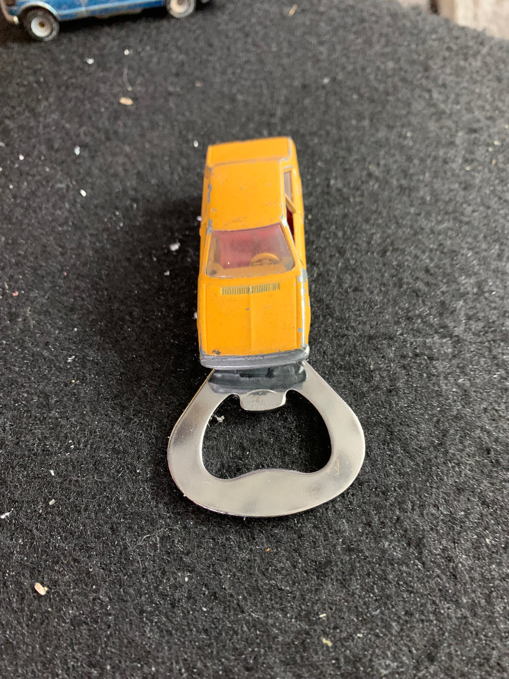 Flaschenöffner mit Magnet aus bespielten Spielzeugauto...Audi 80