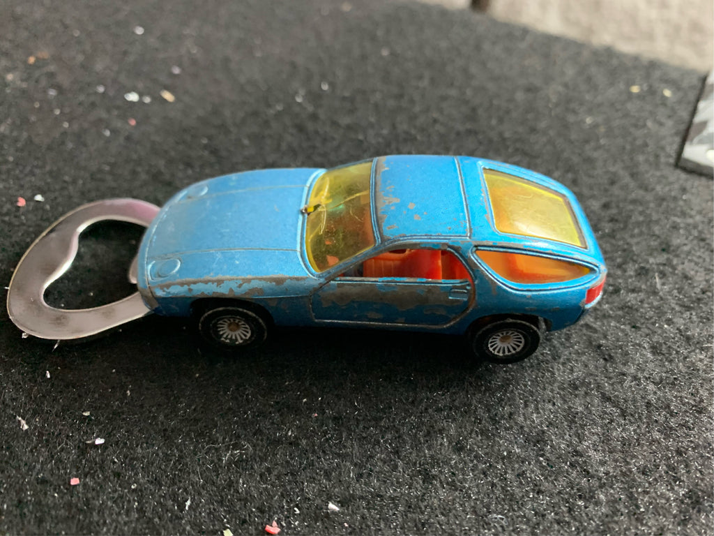 Flaschenöffner Porsche 928 aus bespielten Spielzeugauto...magnetisch...für lecker Stauder