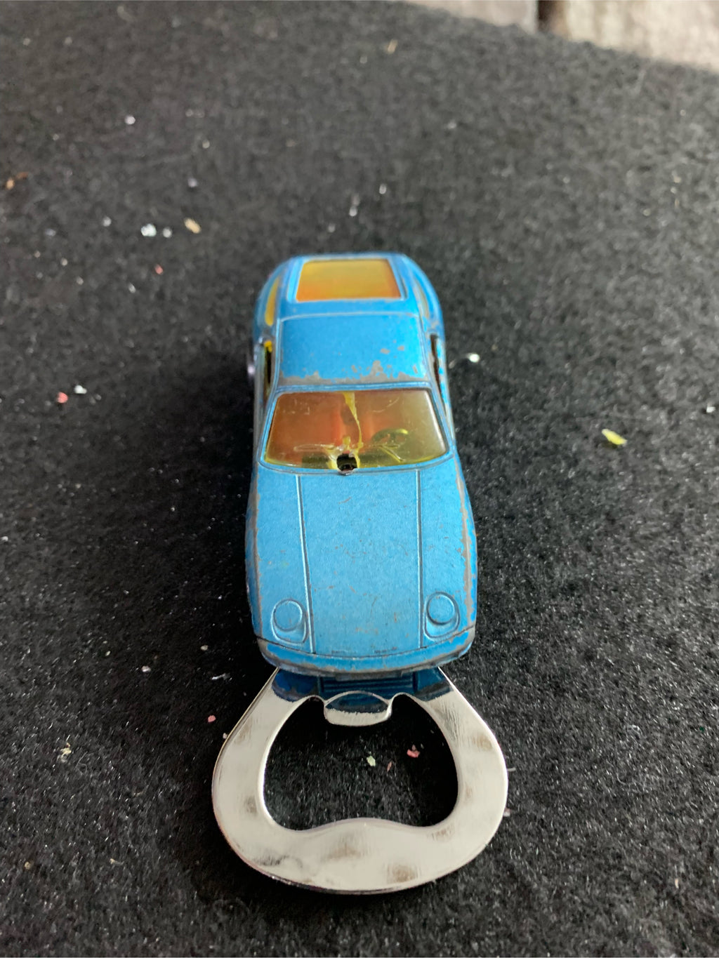 Flaschenöffner Porsche 928 aus bespielten Spielzeugauto...magnetisch...für lecker Stauder