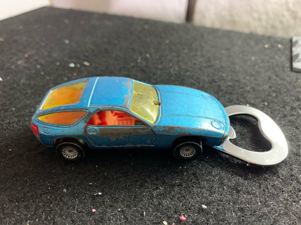 Flaschenöffner Porsche 928 aus bespielten Spielzeugauto...magnetisch...für lecker Stauder