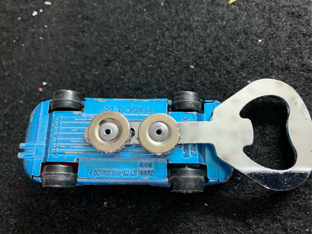 Flaschenöffner Porsche 928 aus bespielten Spielzeugauto...magnetisch...für lecker Stauder