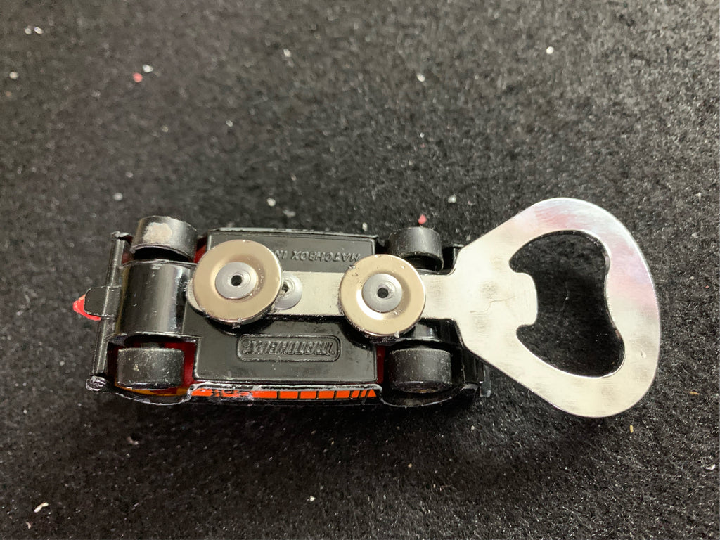 Flaschenöffner Golf 1 aus bespielten Spielzeugauto...magnetisch...für lecker Stauder!