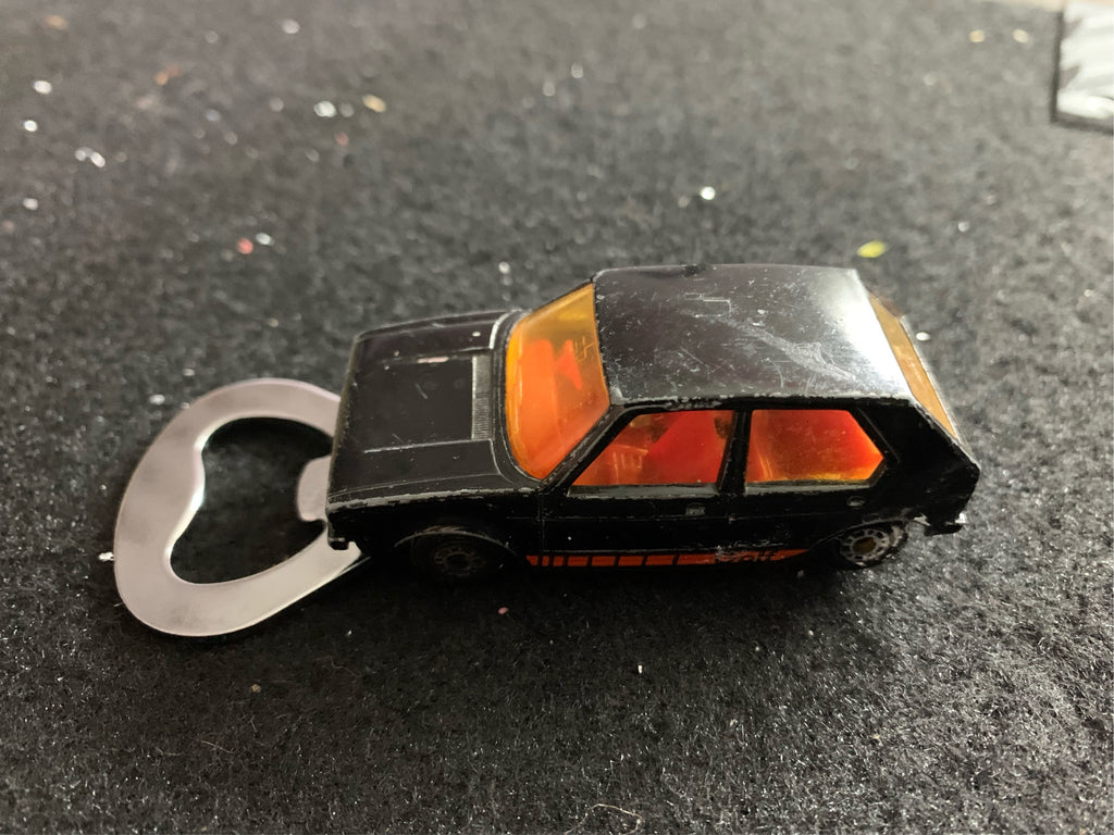 Flaschenöffner Golf 1 aus bespielten Spielzeugauto...magnetisch...für lecker Stauder!
