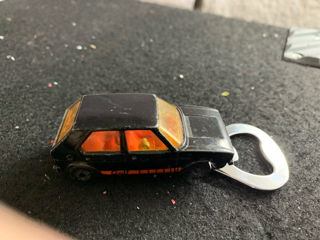 Flaschenöffner Golf 1 aus bespielten Spielzeugauto...magnetisch...für lecker Stauder!