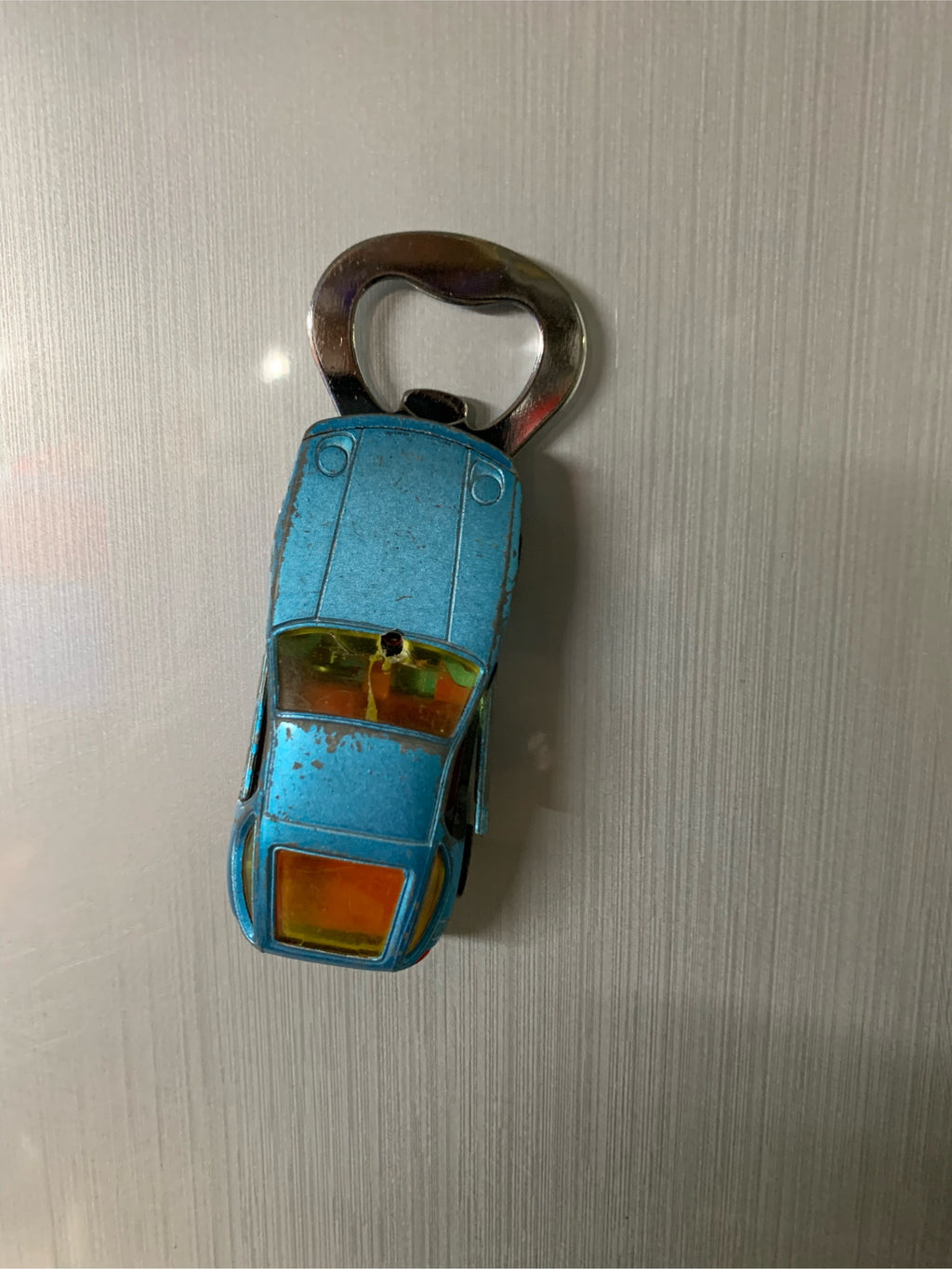 Flaschenöffner Porsche 928 aus bespielten Spielzeugauto...magnetisch...für lecker Stauder