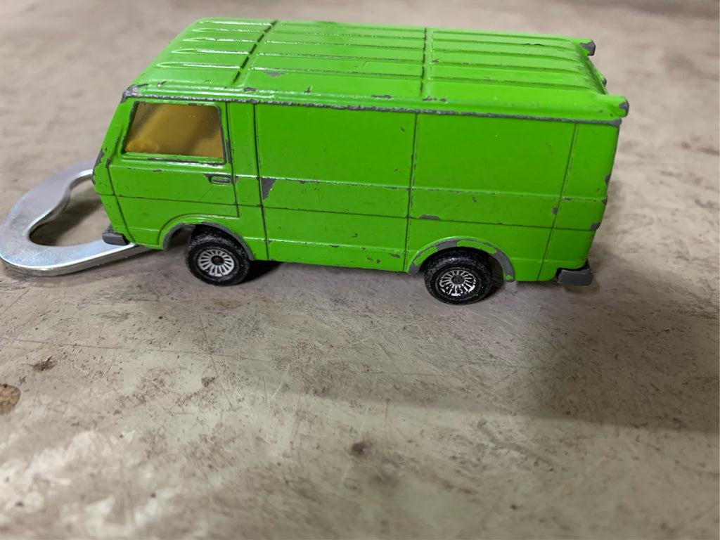 Flaschenöffner aus bespielten Spielzeugauto...VW LT...mit Magnet