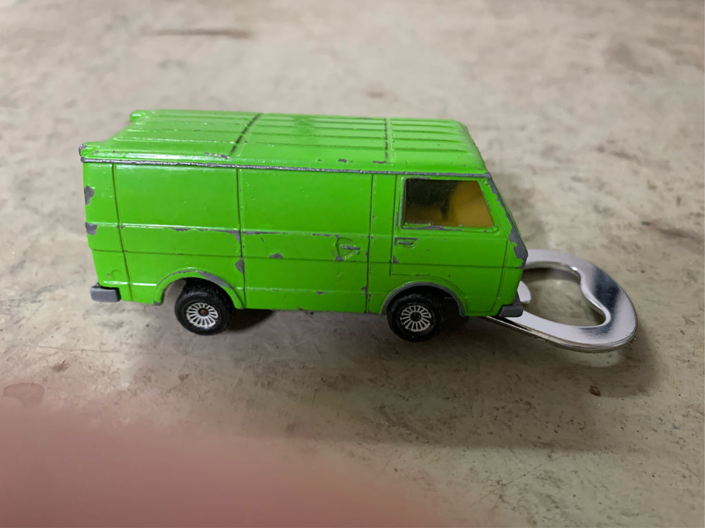 Flaschenöffner aus bespielten Spielzeugauto...VW LT...mit Magnet