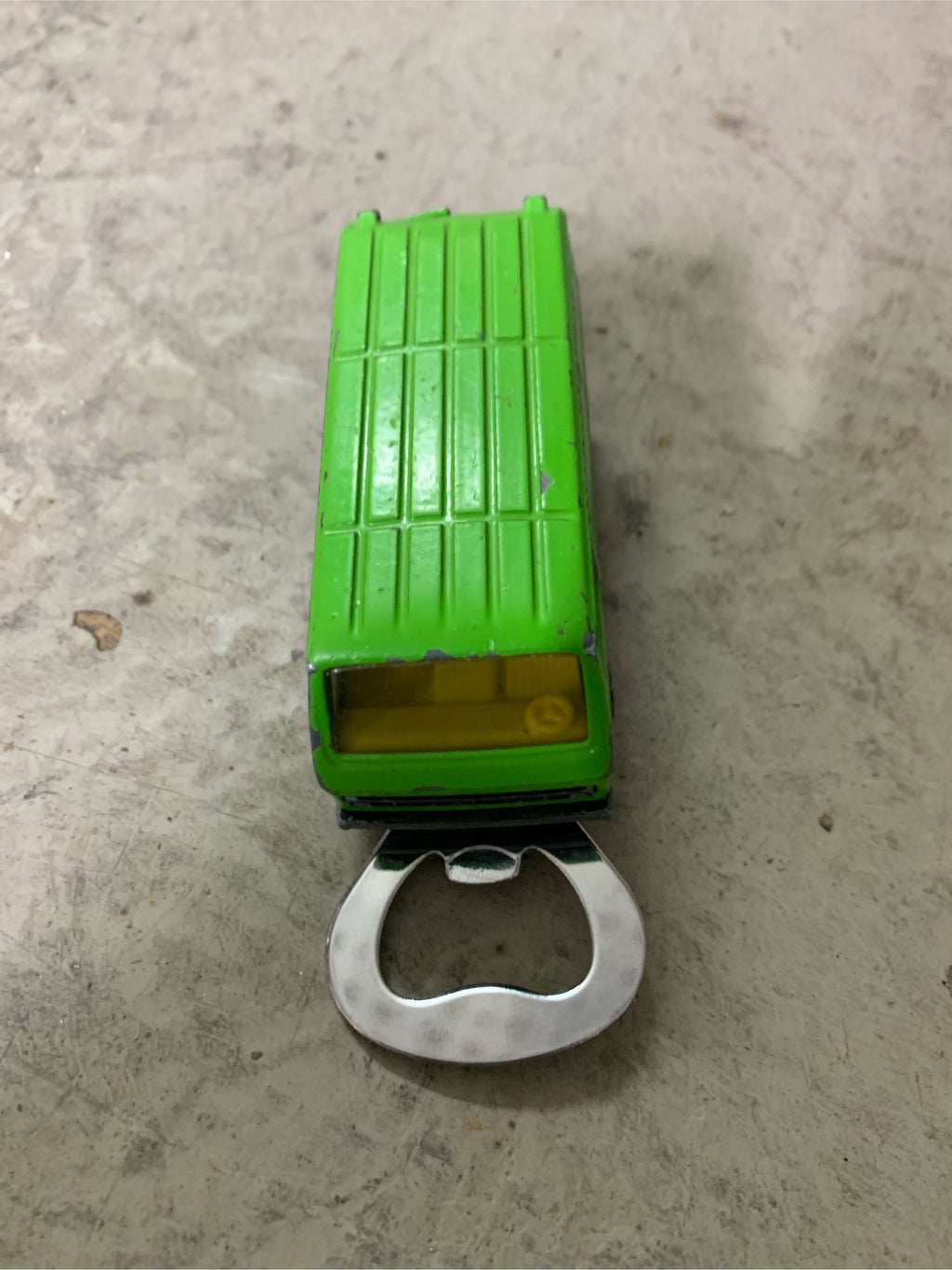 Flaschenöffner aus bespielten Spielzeugauto...VW LT...mit Magnet