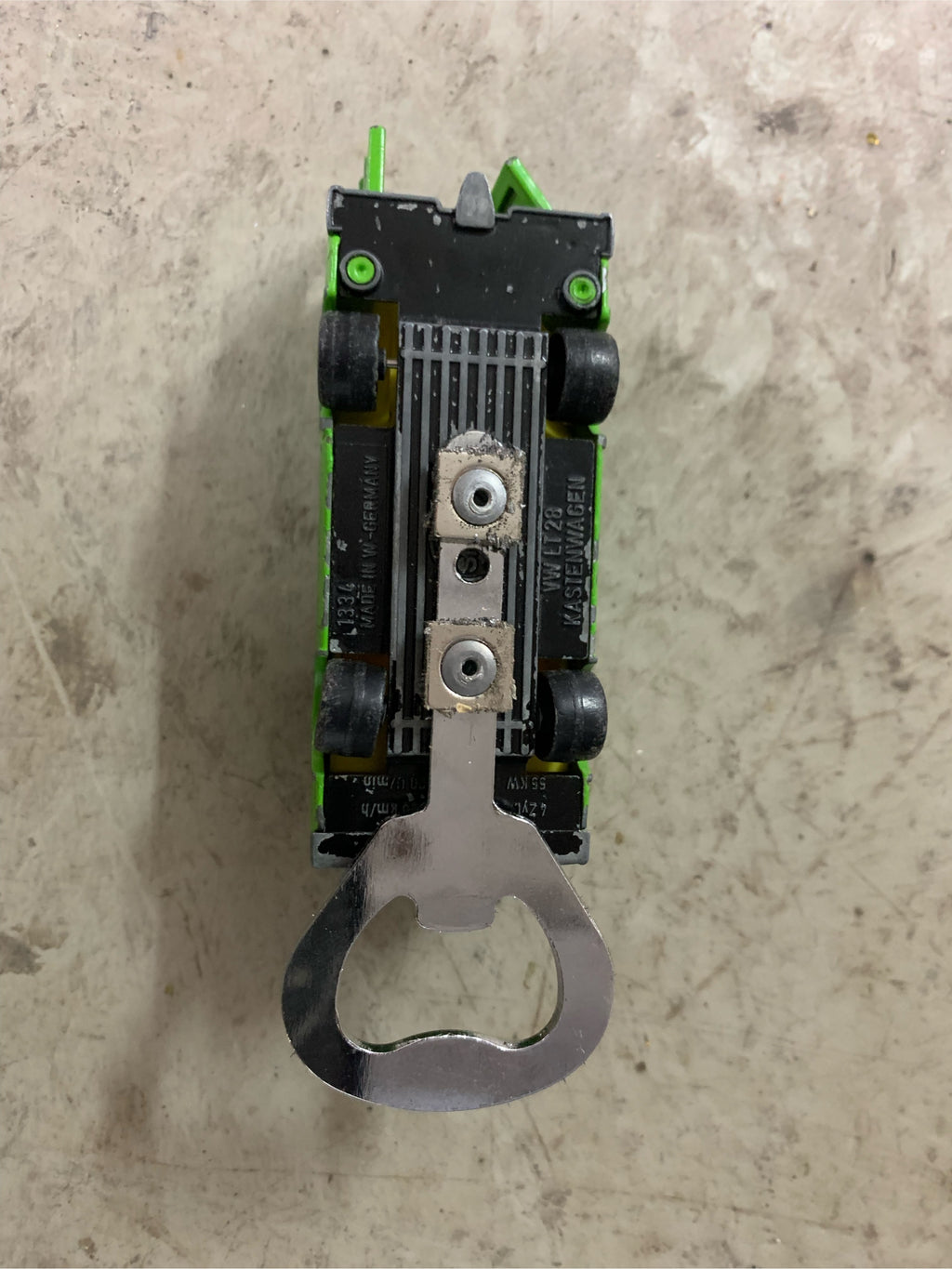 Flaschenöffner aus bespielten Spielzeugauto...VW LT...mit Magnet