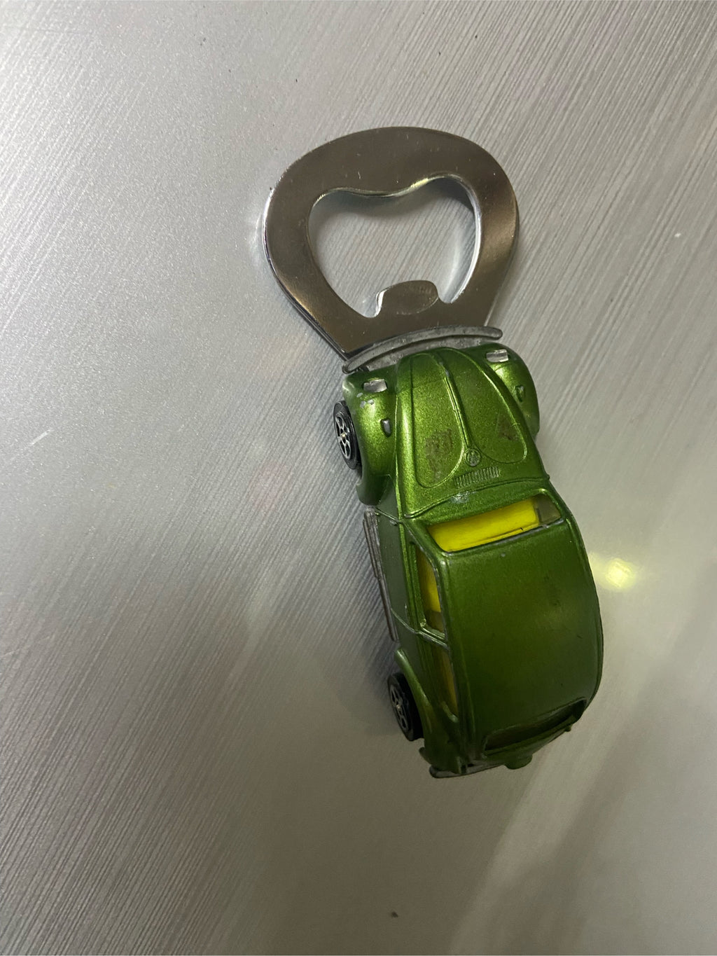 VW Käfer Flaschenöffner aus bespielten Spielzeugauto