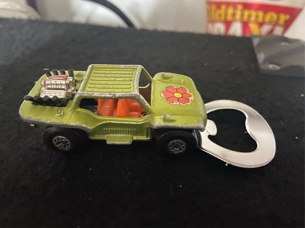 Upcycling Flaschenöffner Baja Buggy aus bespielten Spielzeugauto