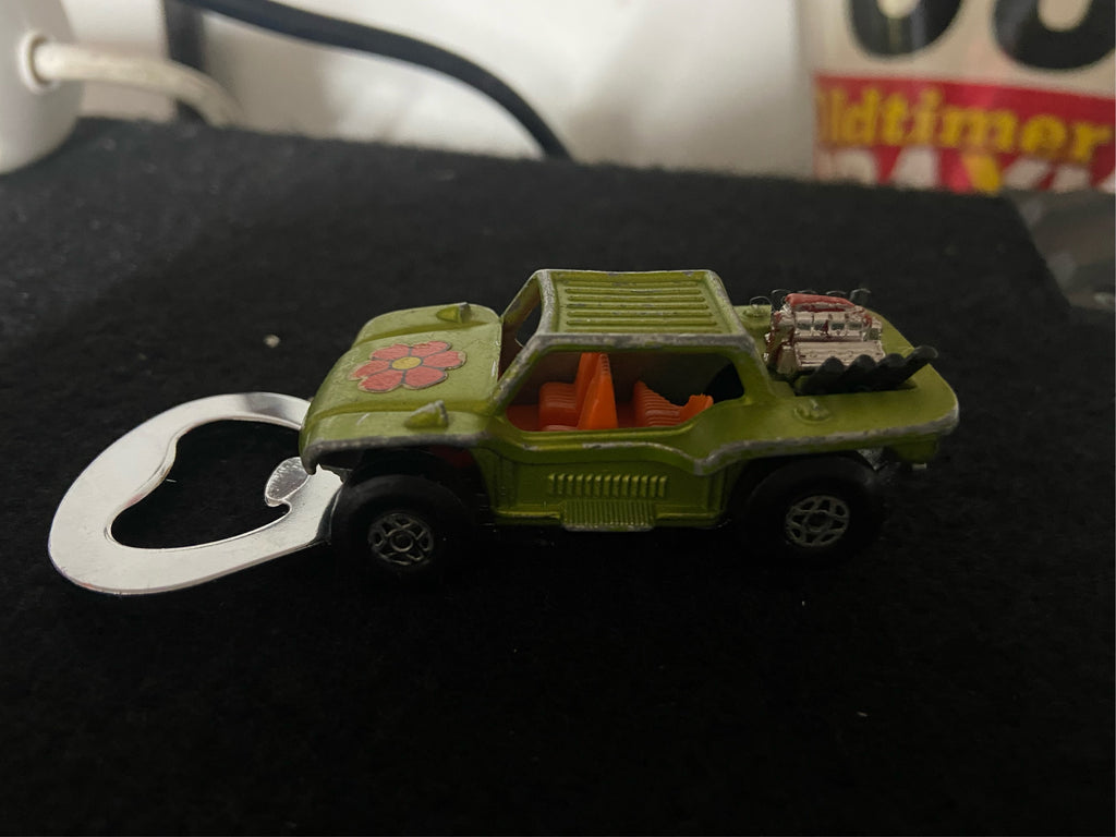 Upcycling Flaschenöffner Baja Buggy aus bespielten Spielzeugauto