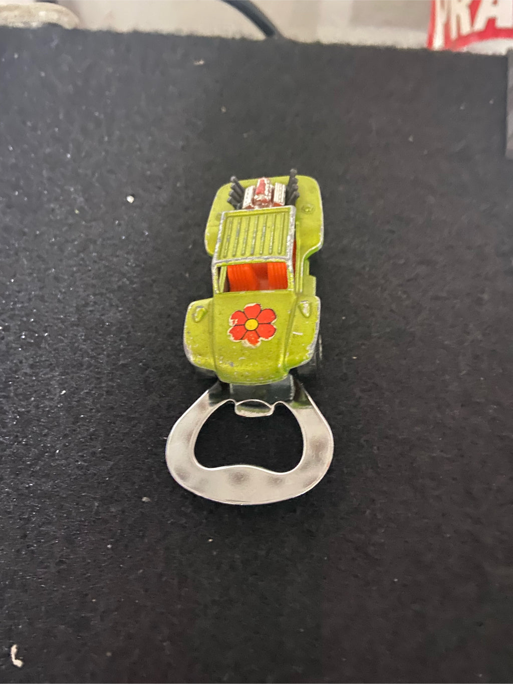 Upcycling Flaschenöffner Baja Buggy aus bespielten Spielzeugauto
