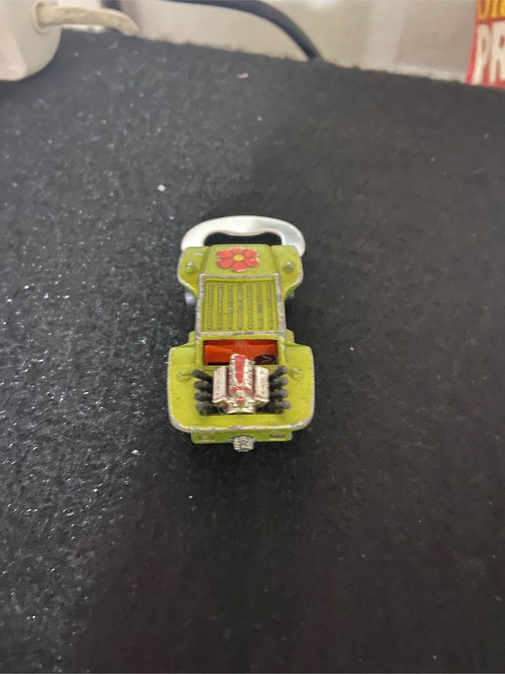 Upcycling Flaschenöffner Baja Buggy aus bespielten Spielzeugauto