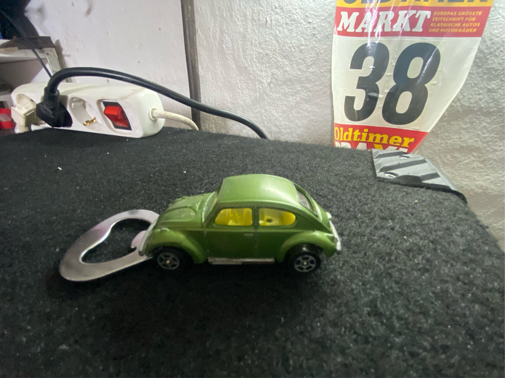 VW Käfer Flaschenöffner aus bespielten Spielzeugauto