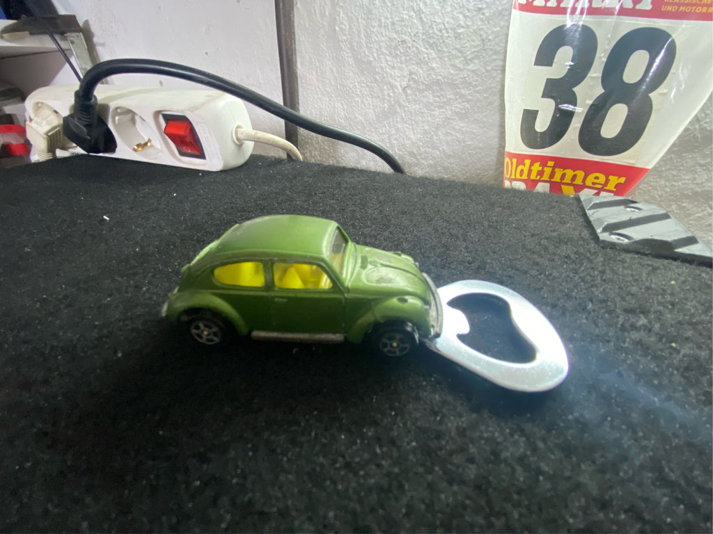 VW Käfer Flaschenöffner aus bespielten Spielzeugauto