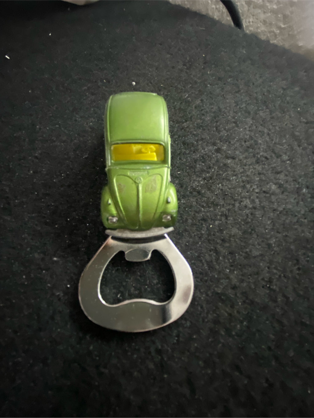 VW Käfer Flaschenöffner aus bespielten Spielzeugauto
