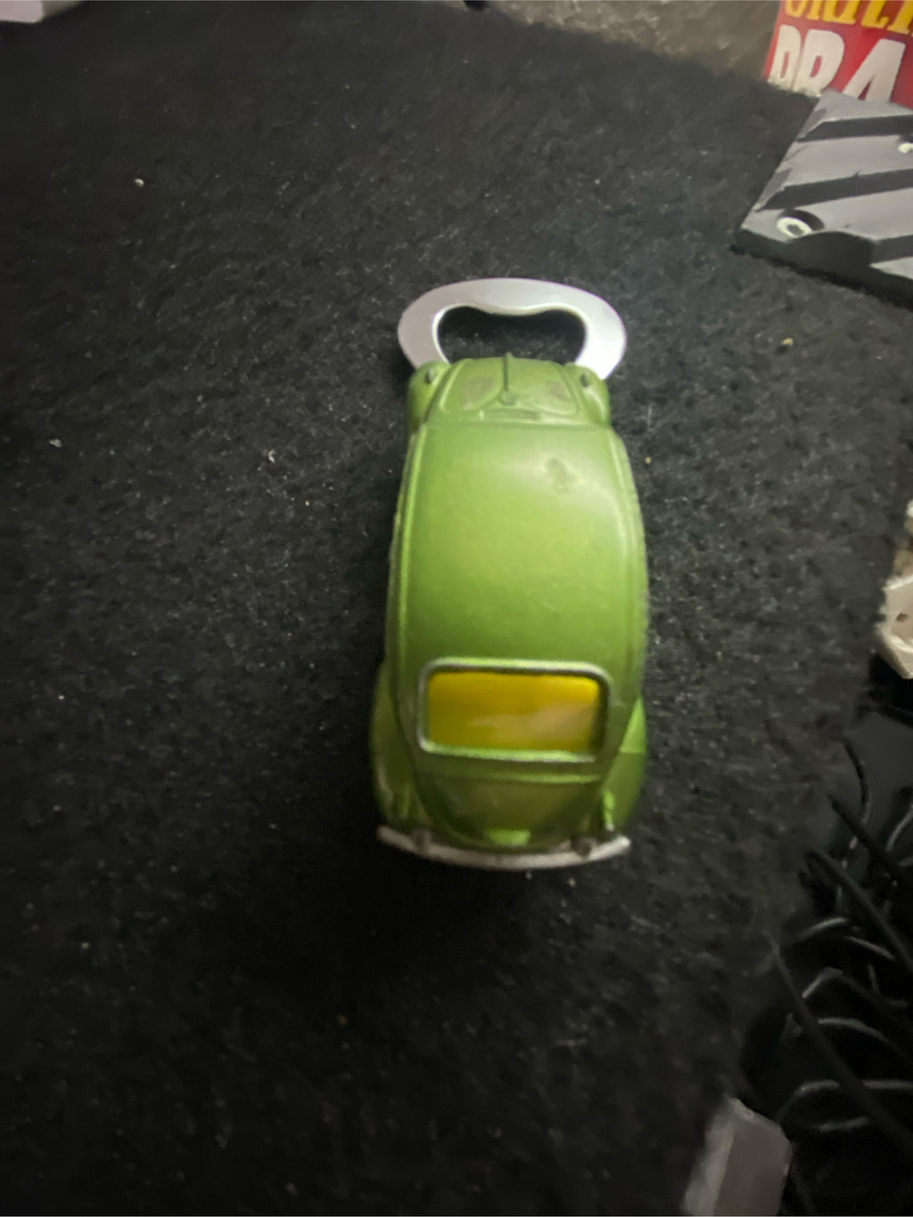 VW Käfer Flaschenöffner aus bespielten Spielzeugauto