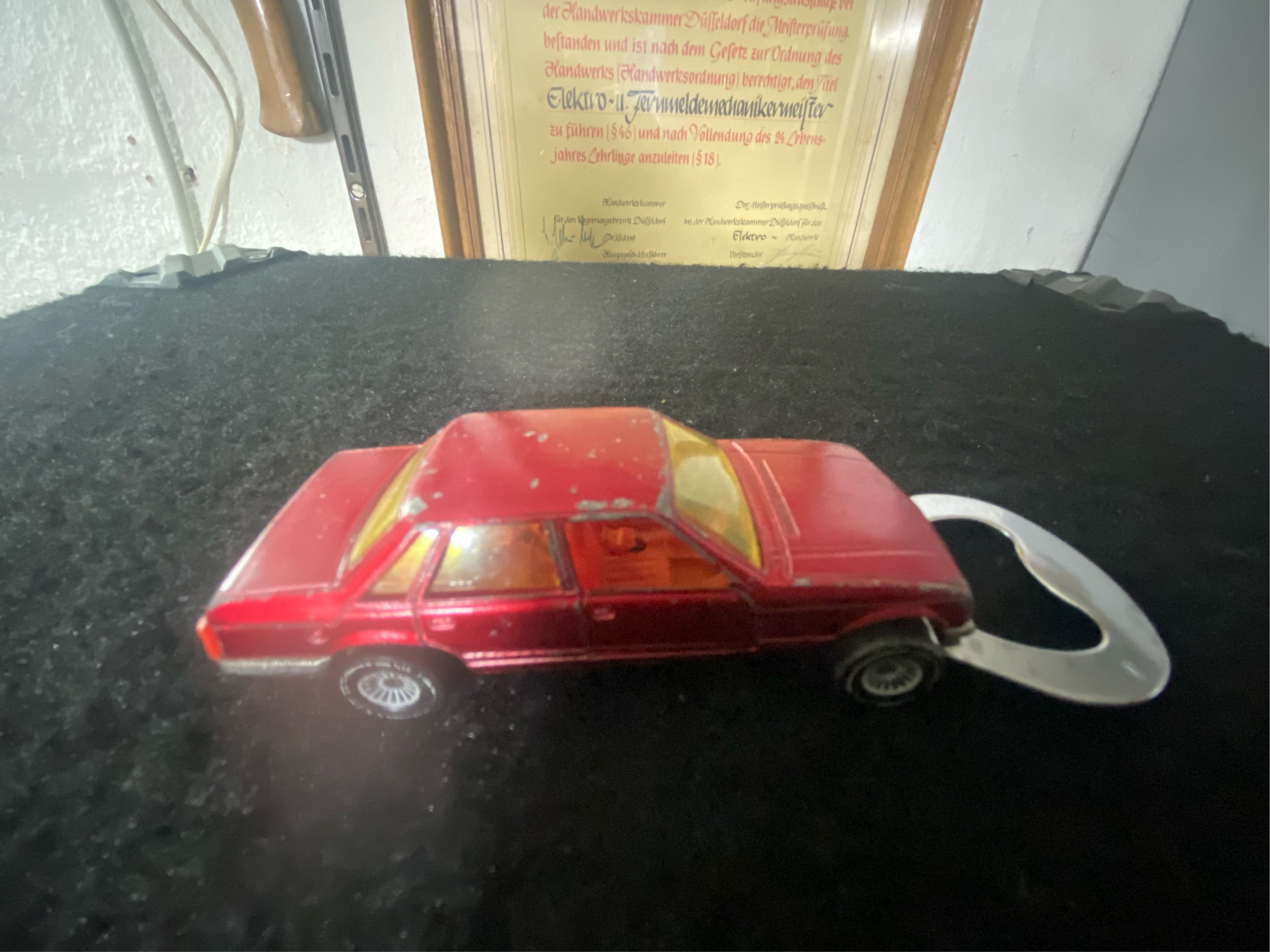 Upcycling Flaschenöffner aus bespielten Spielzeugauto...Opel Senator