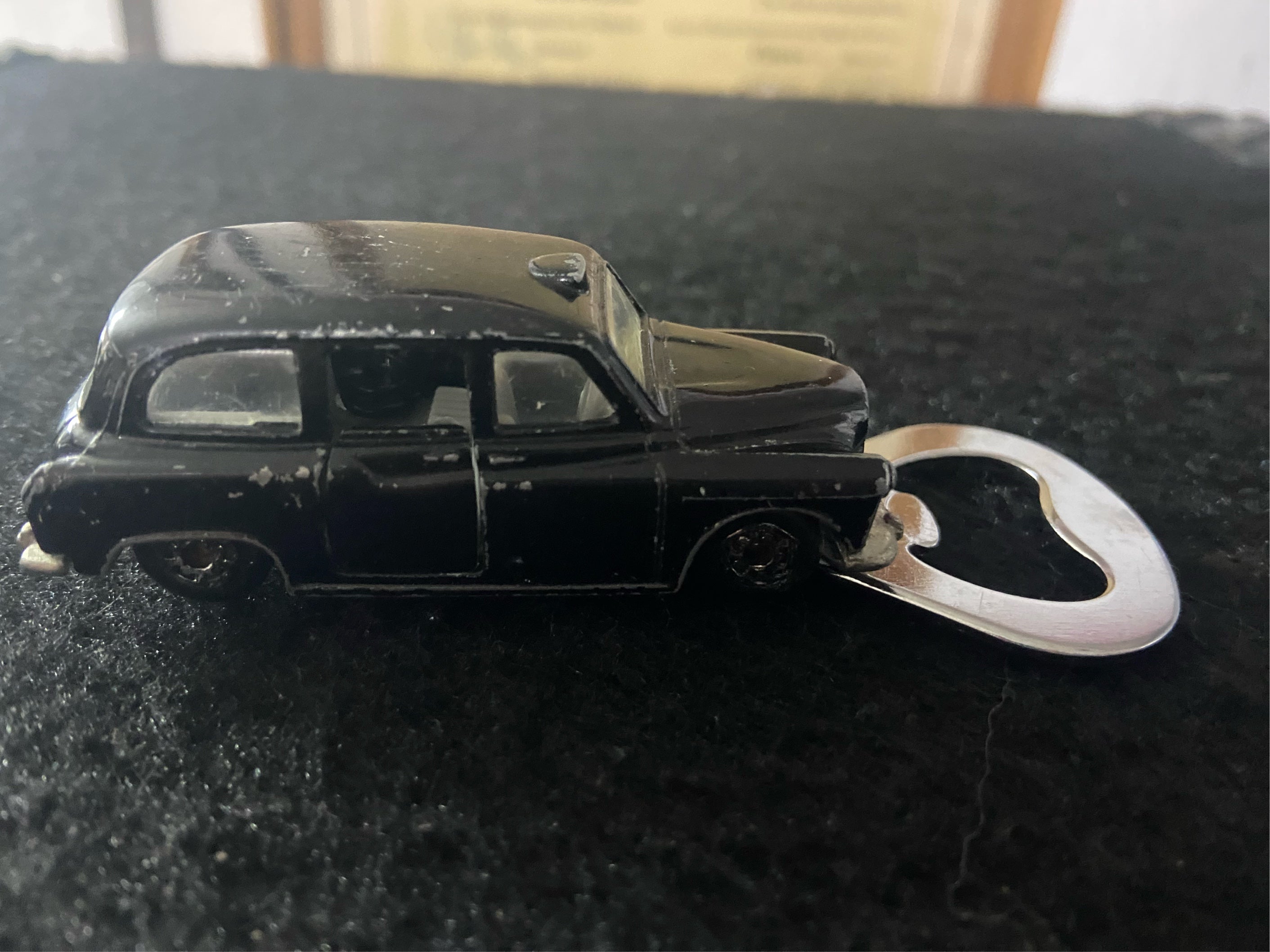 Flaschenöffner aus bespielten Spielzeugauto...London Taxi