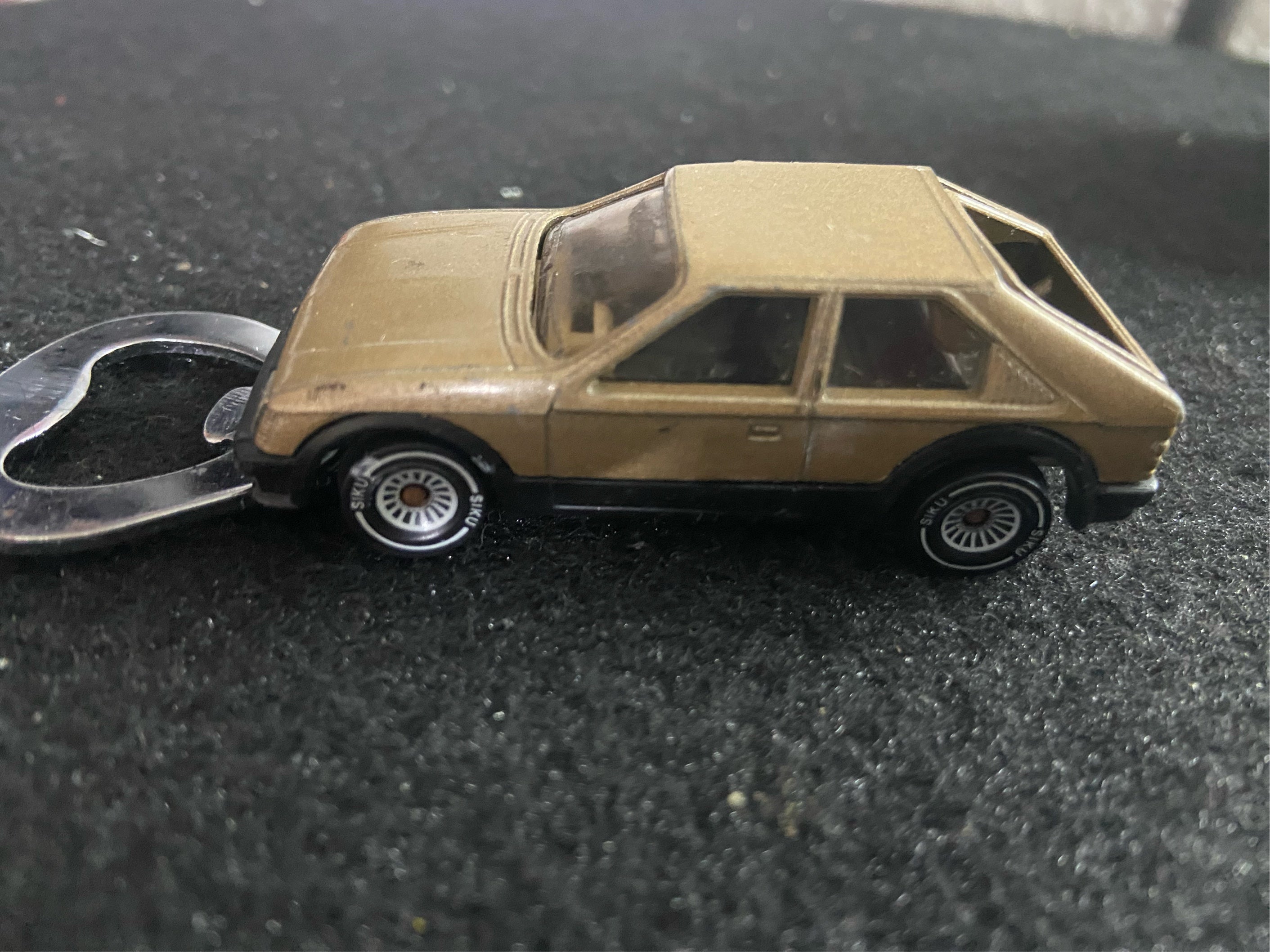 Upcycling Flaschenöffner aus bespielet Spielzeugauto...Opel Kadett D