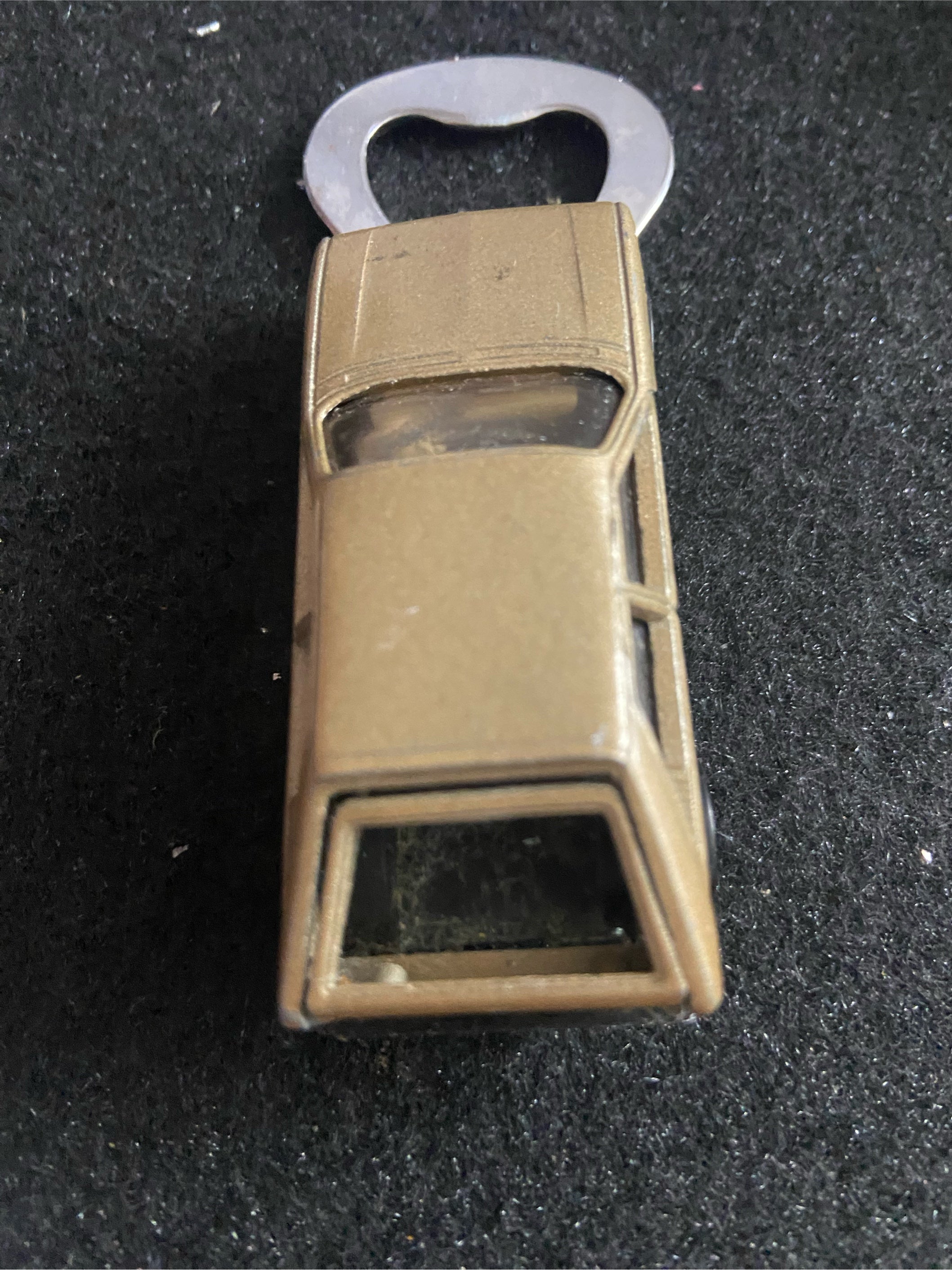 Upcycling Flaschenöffner aus bespielet Spielzeugauto...Opel Kadett D
