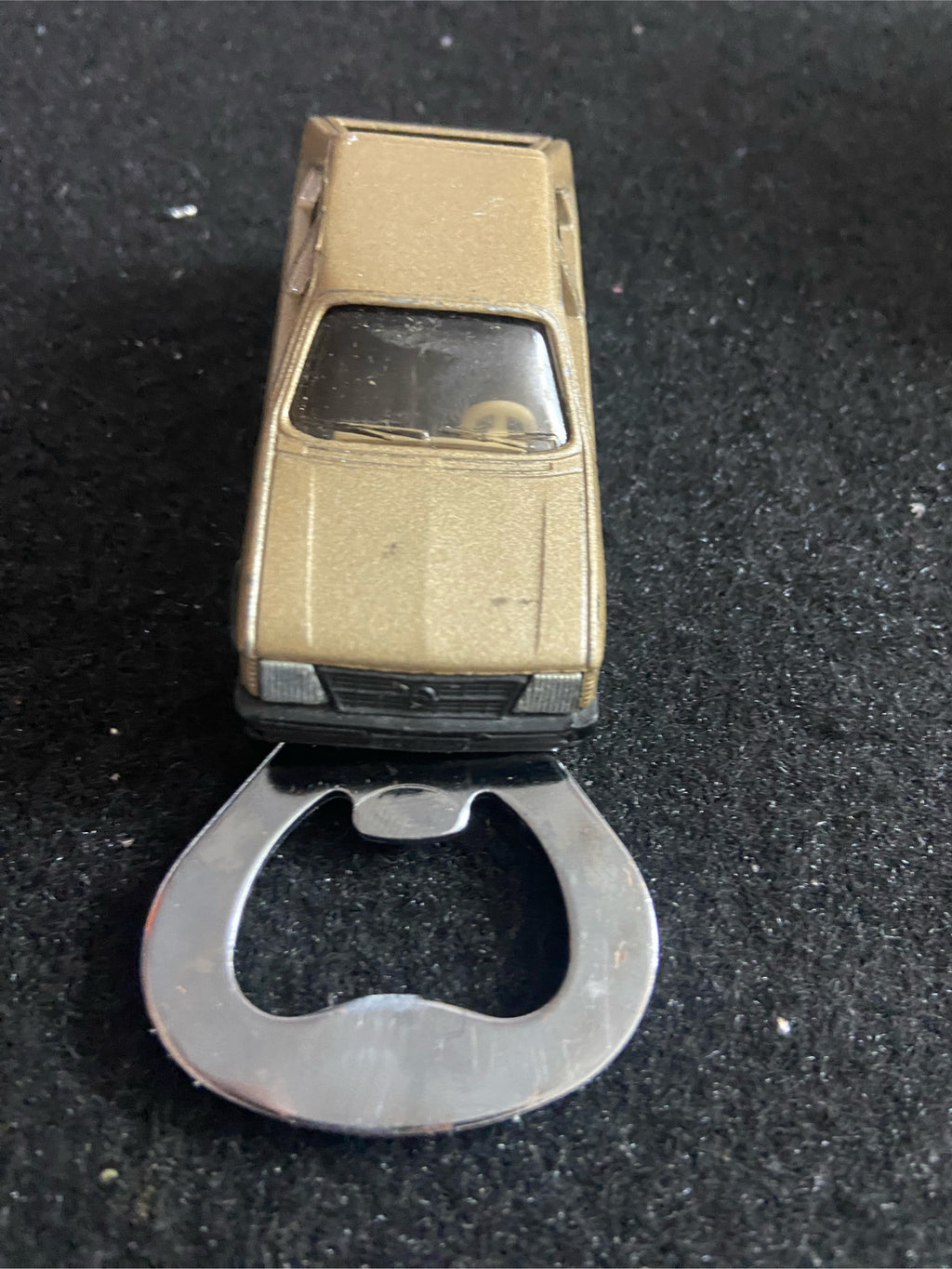 Upcycling Flaschenöffner aus bespielet Spielzeugauto...Opel Kadett D