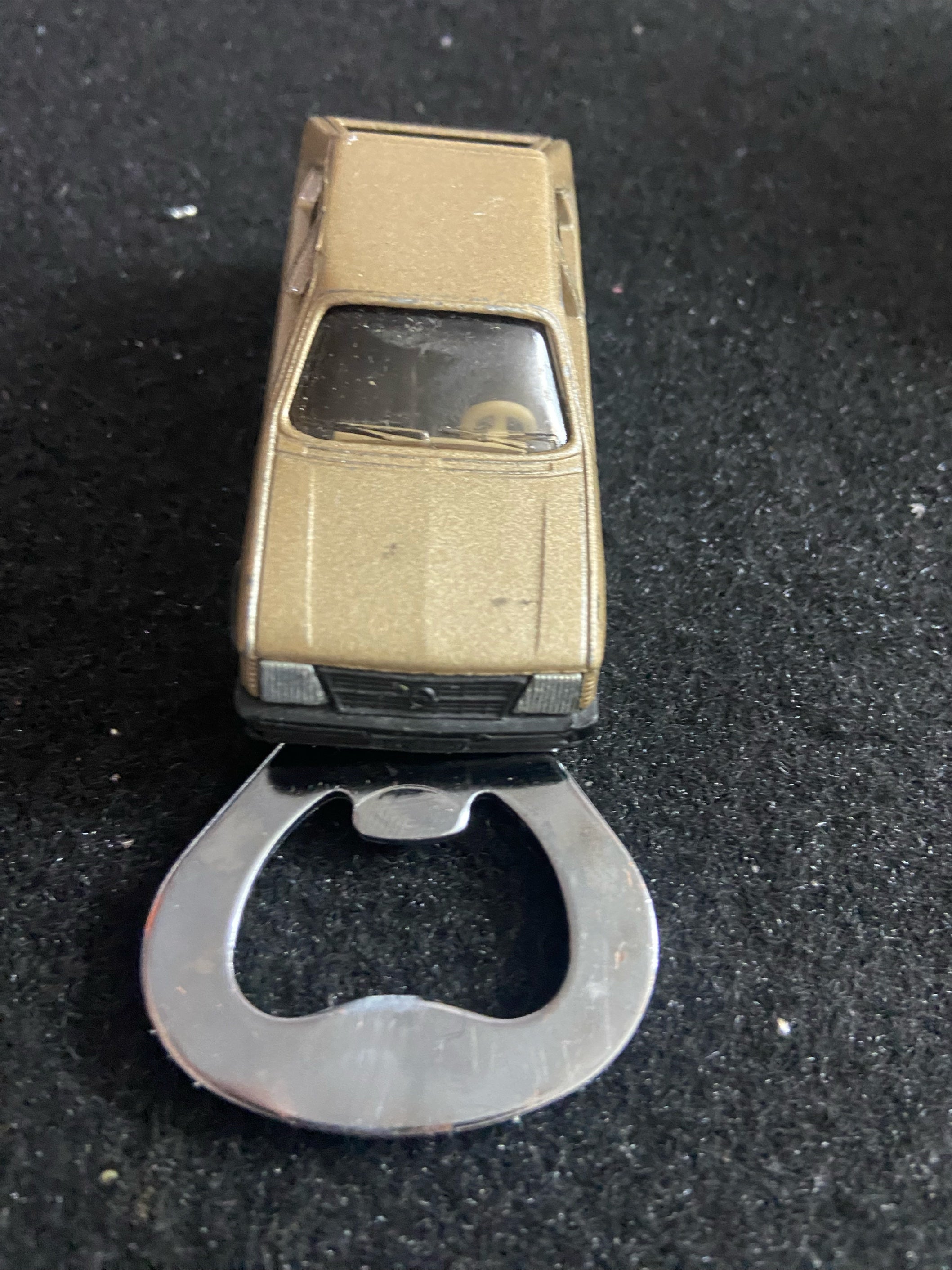 Upcycling Flaschenöffner aus bespielet Spielzeugauto...Opel Kadett D