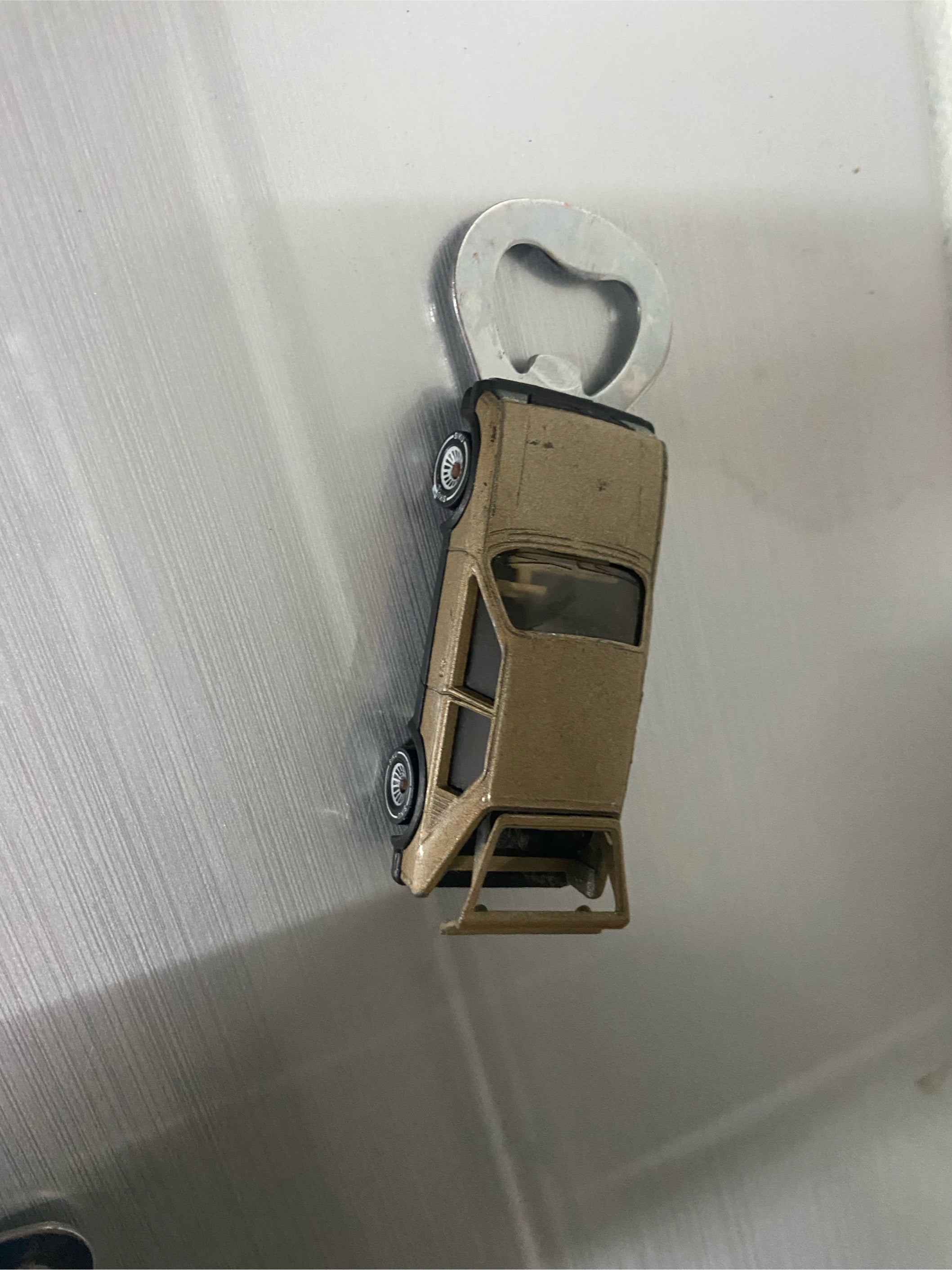 Upcycling Flaschenöffner aus bespielet Spielzeugauto...Opel Kadett D