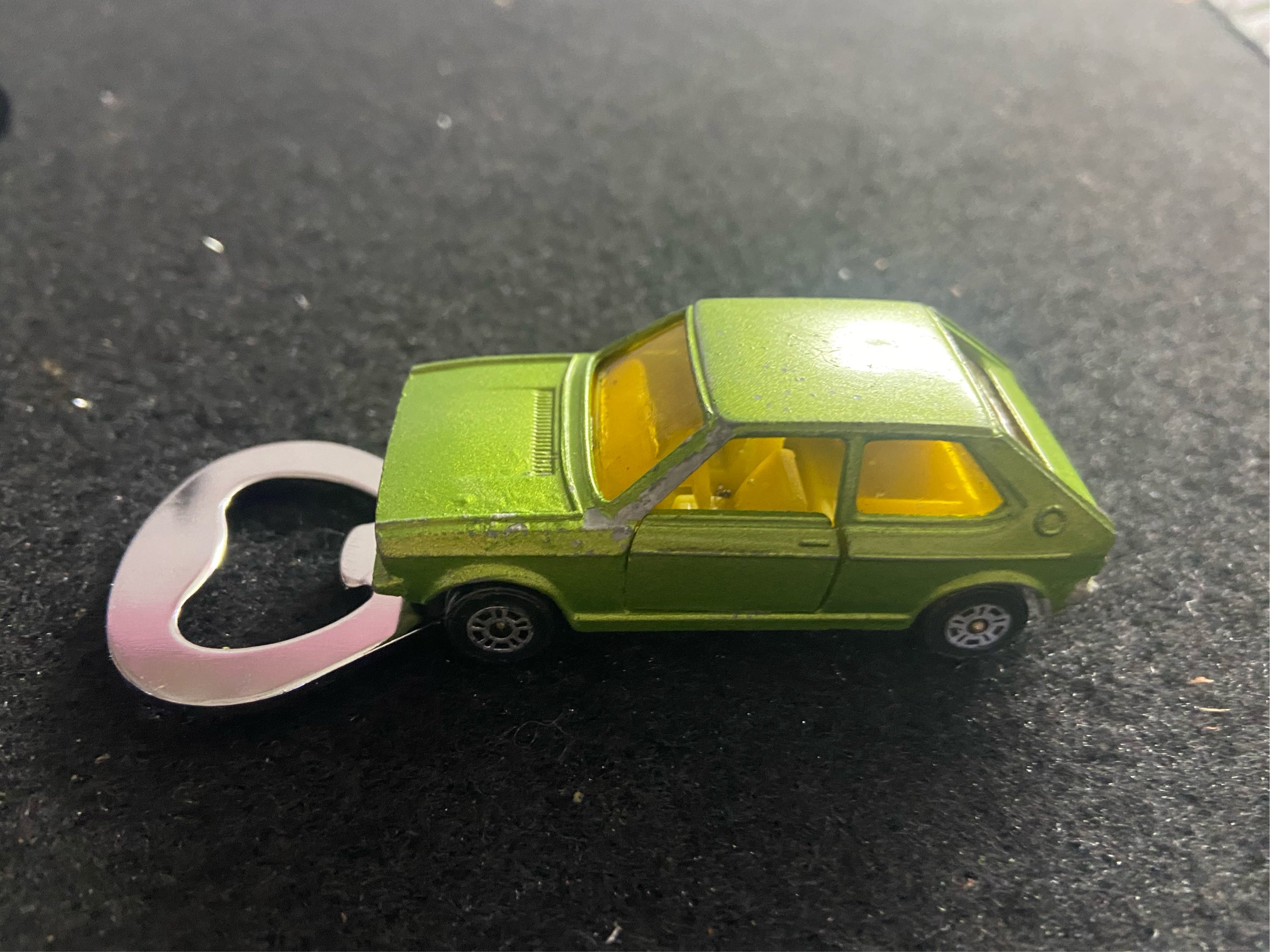 VW Polo Flaschenöffner Upcycling aus bespielten Spielzeugauto