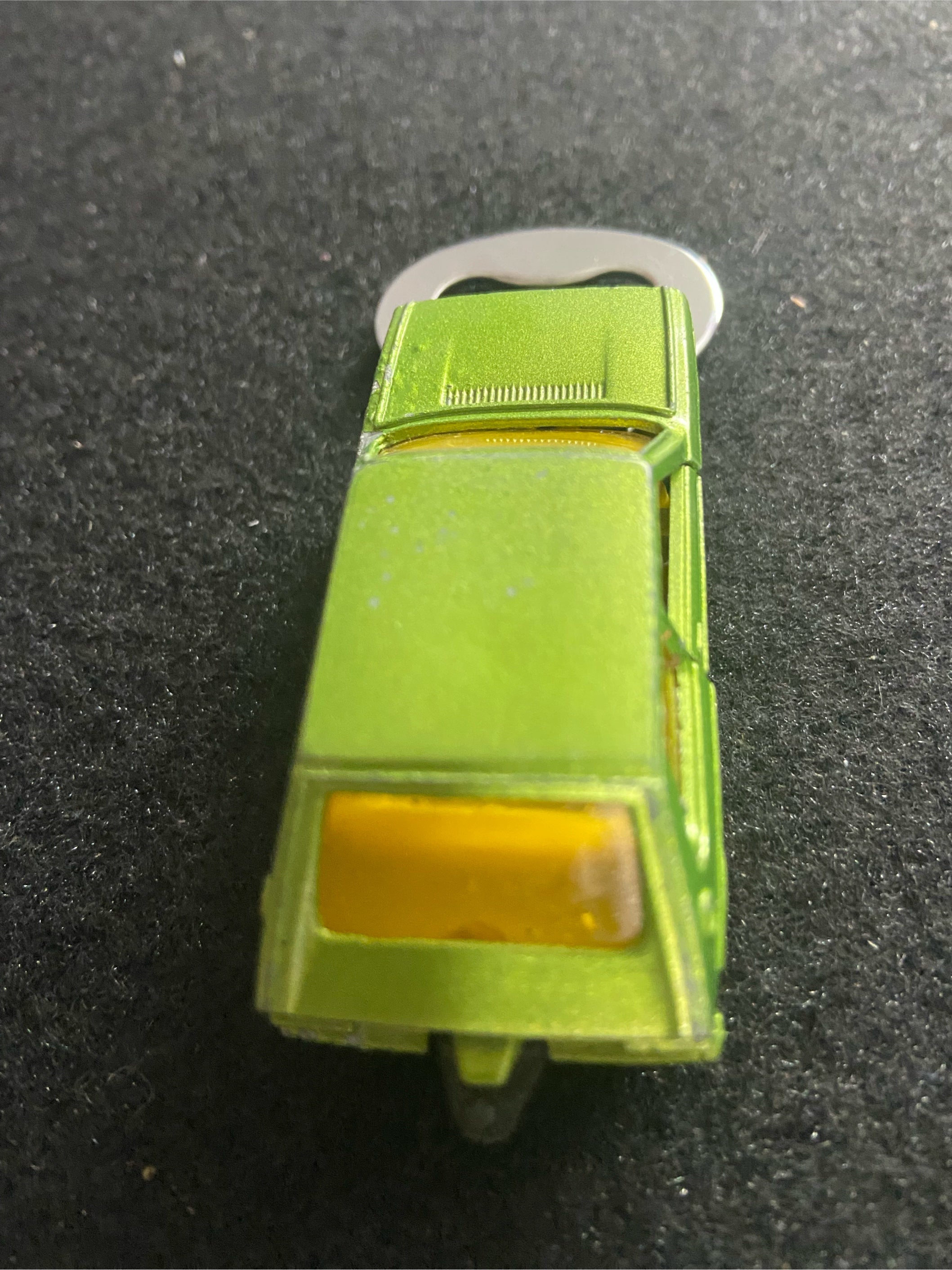 VW Polo Flaschenöffner Upcycling aus bespielten Spielzeugauto