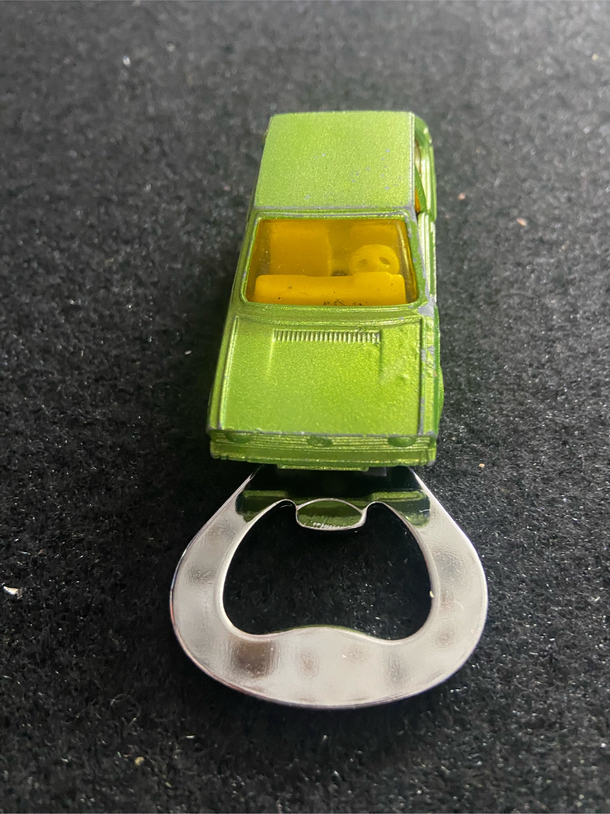 VW Polo Flaschenöffner Upcycling aus bespielten Spielzeugauto