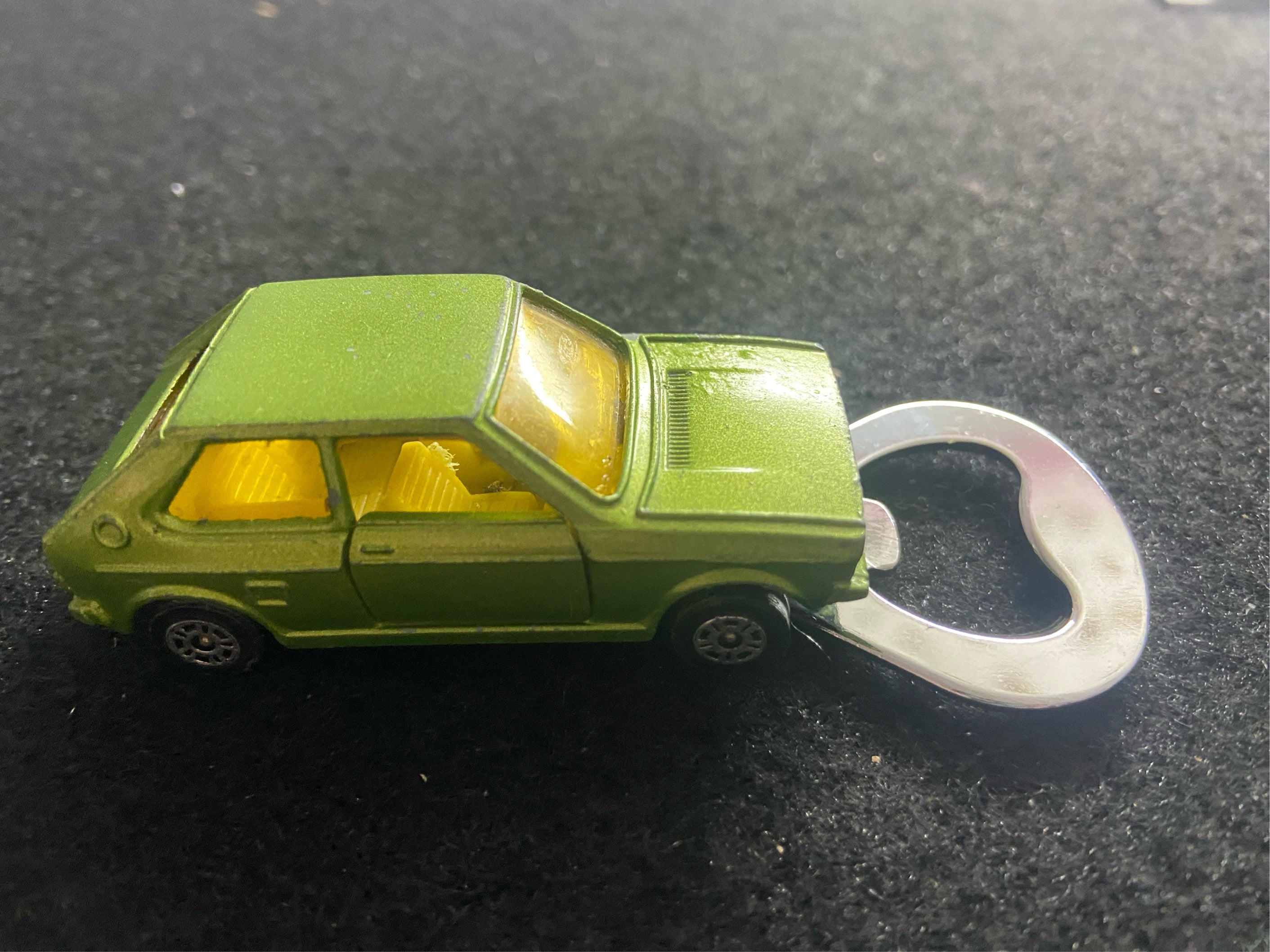 VW Polo Flaschenöffner Upcycling aus bespielten Spielzeugauto